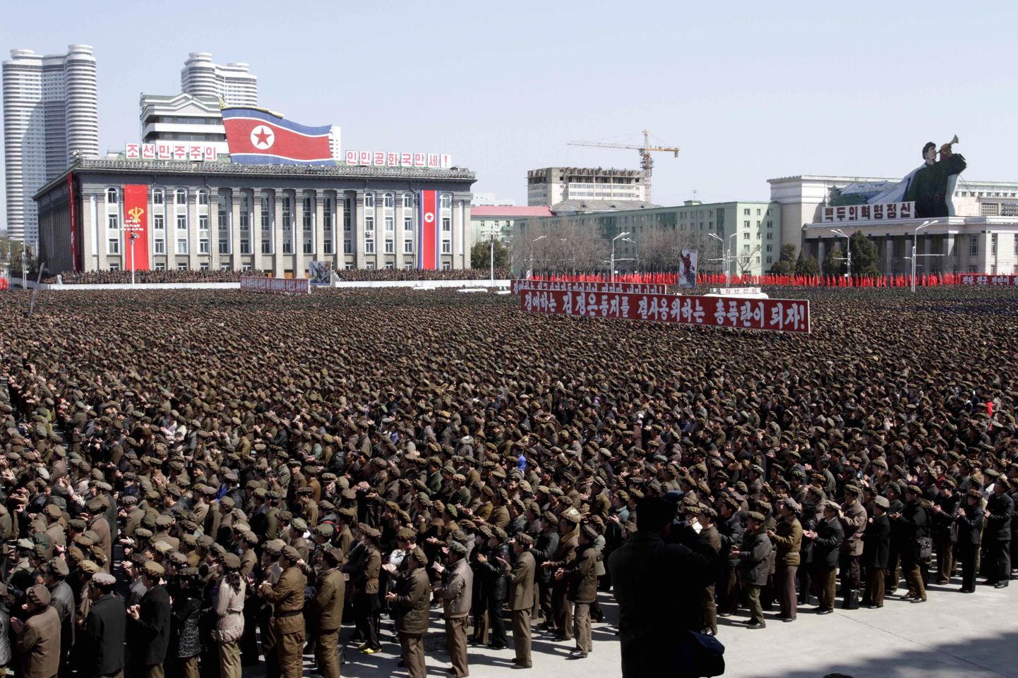 Põhja-Korea liidri Kim Il-sungi toetuseks korraldatud massikogunemine Kim Il-sungi väljakul Pyongyangis.