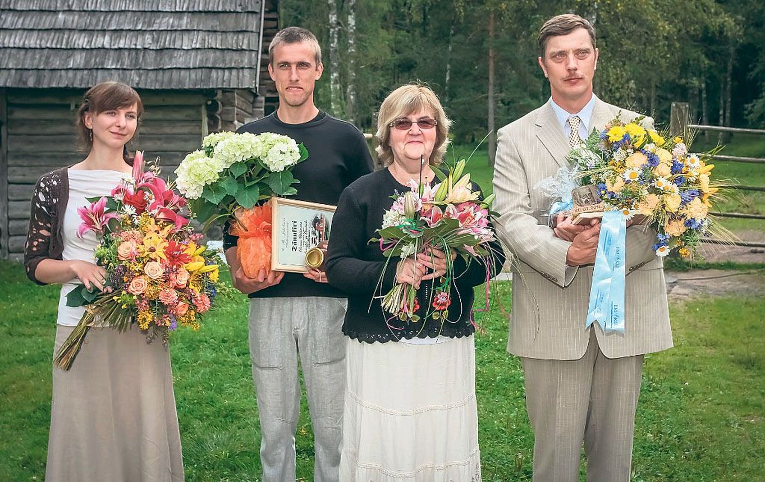 Tänukirjade ja lillesülemitega jäid Kurgjal pildile (vasakult) Merike ja Indrek Bachman ning Mari Karon ja Atte Alfthan, tähtsündmust väärtustab Jakobsoni bareljeefiga meenemedal.