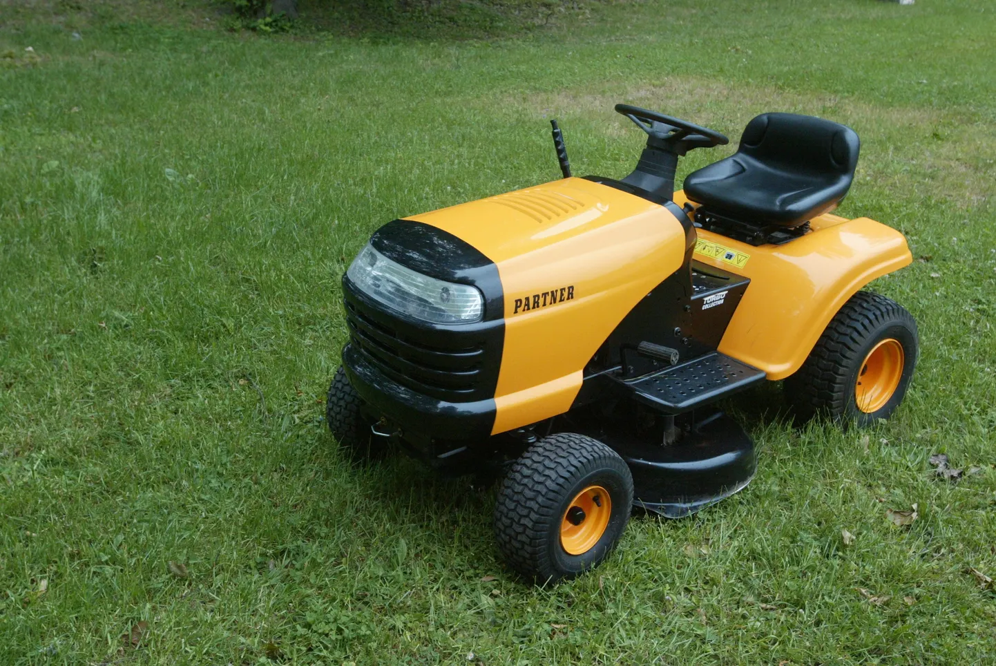 Kambja vallas Pangodi külas käisid vargad, kes viisid nii murutraktori kui laste ATV. Fotol olev murutraktor on illustratiivse tähendusega ega puutu asjasse.