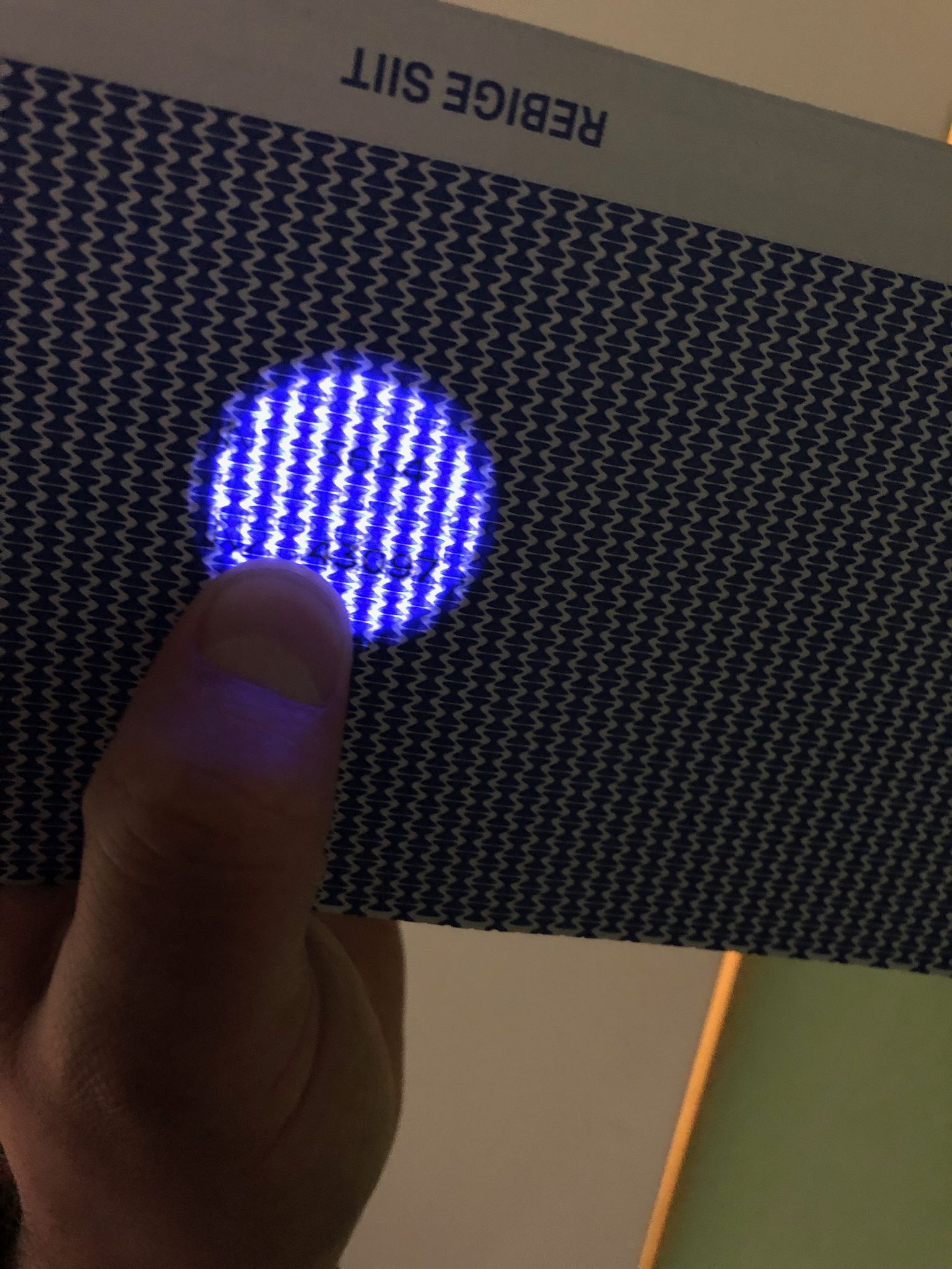 Uue ID-kaardi turvaümbrik on läbi valgustatav ka kõige tavalisema taskulambiga