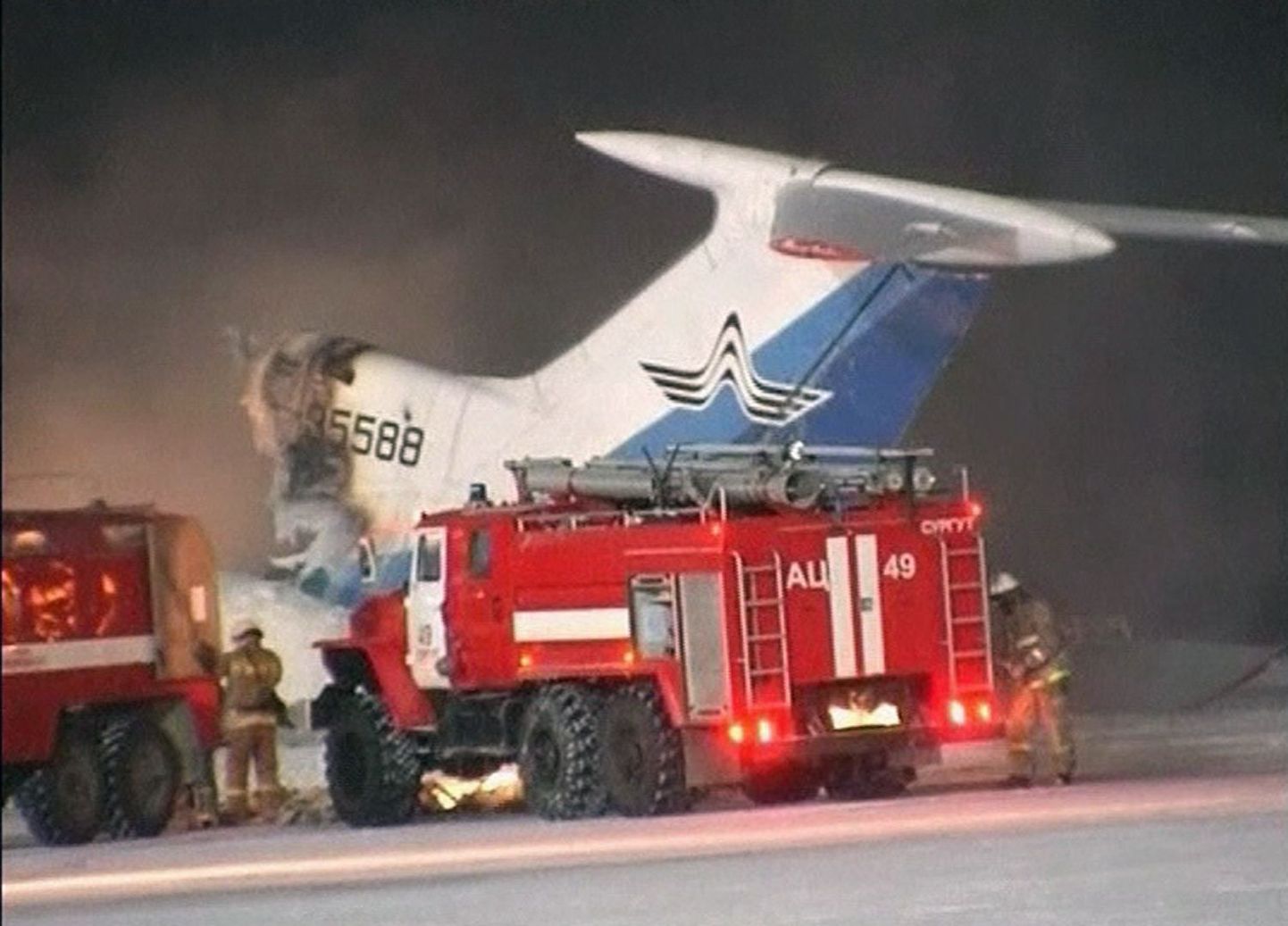 Tuletõrjeautod Surguti lennuväljal TU-154B rusude juures.