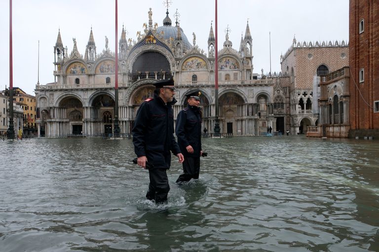 Veneetsia politseinikud üleujutatud Püha Markuse väljakul
