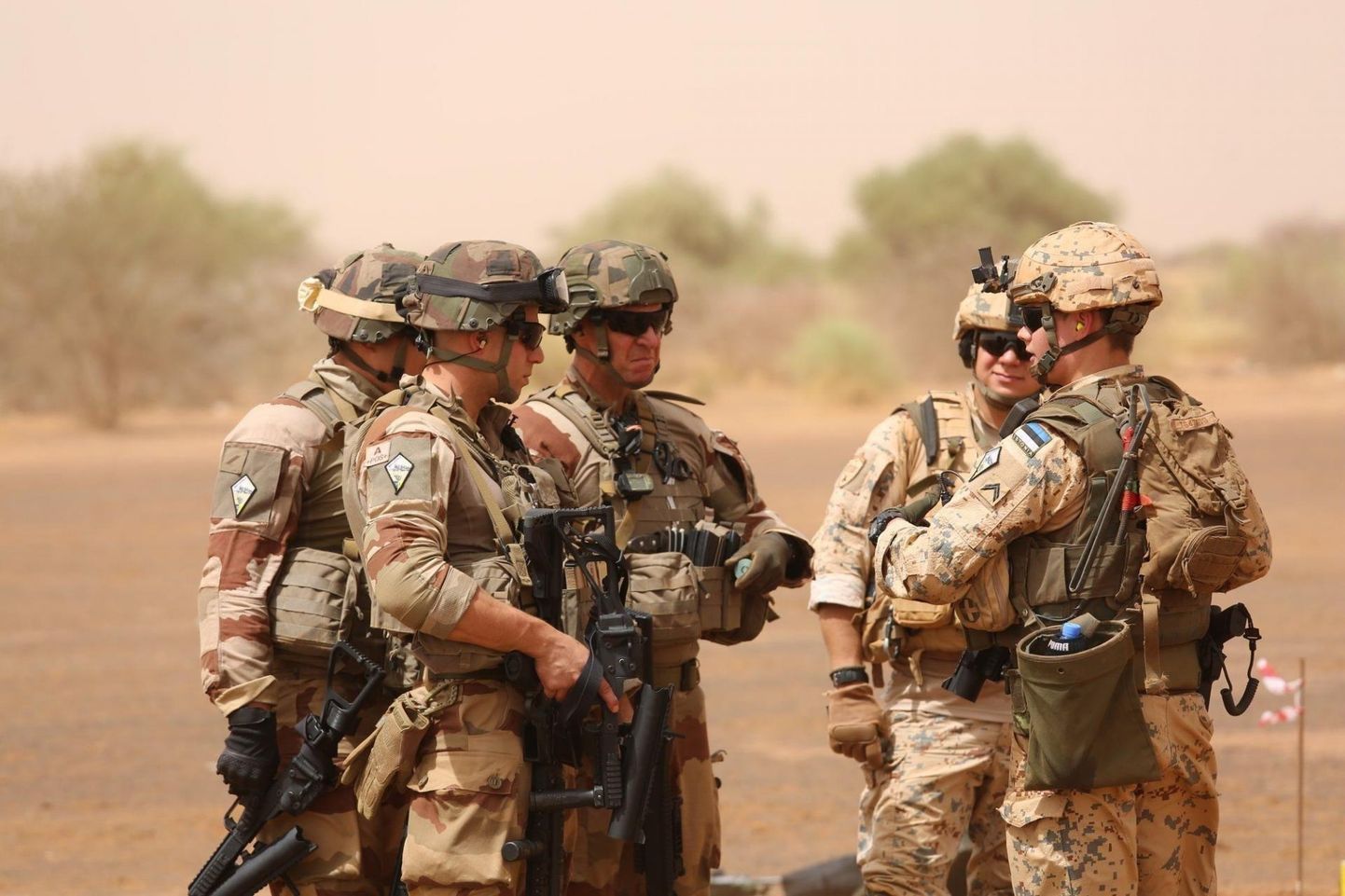 Prantsuse ja Eesti sõdurid Malis. 