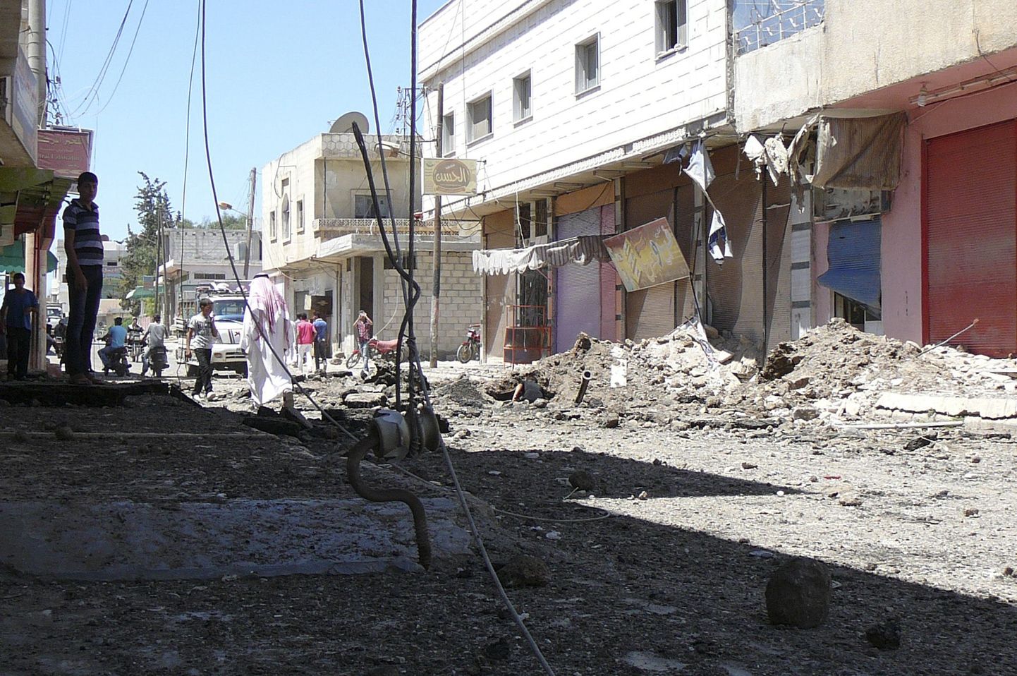Süürlased uurivad 21. augusti õhurünnakus purustatud maju Deraa lähistel Dealis.