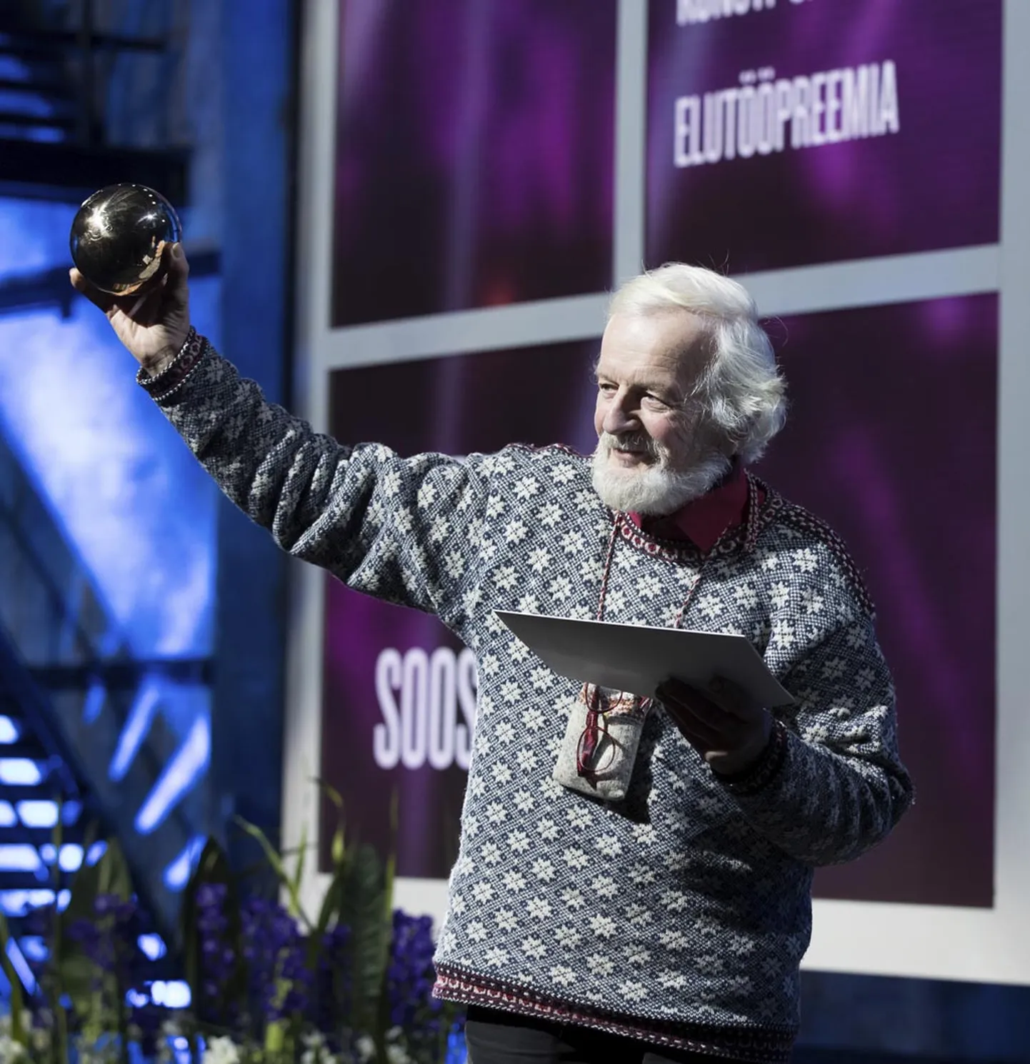 Mark Soosaar võttis Kultuurikatlas koos elutööpreemiaga vastu munakujulise auhinna.