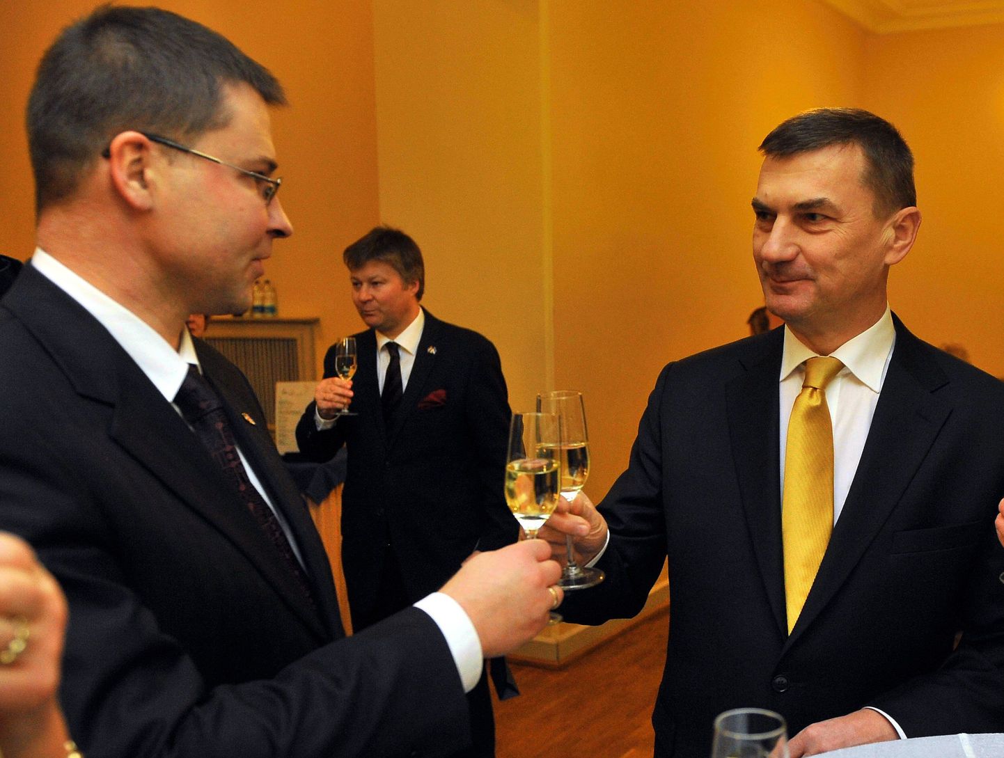 Läti peaminister Valdis Dombrovskis (vasakul)ja tema Eesti kolleeg Andrus Ansip 1. jaanuaril Tallinnas.