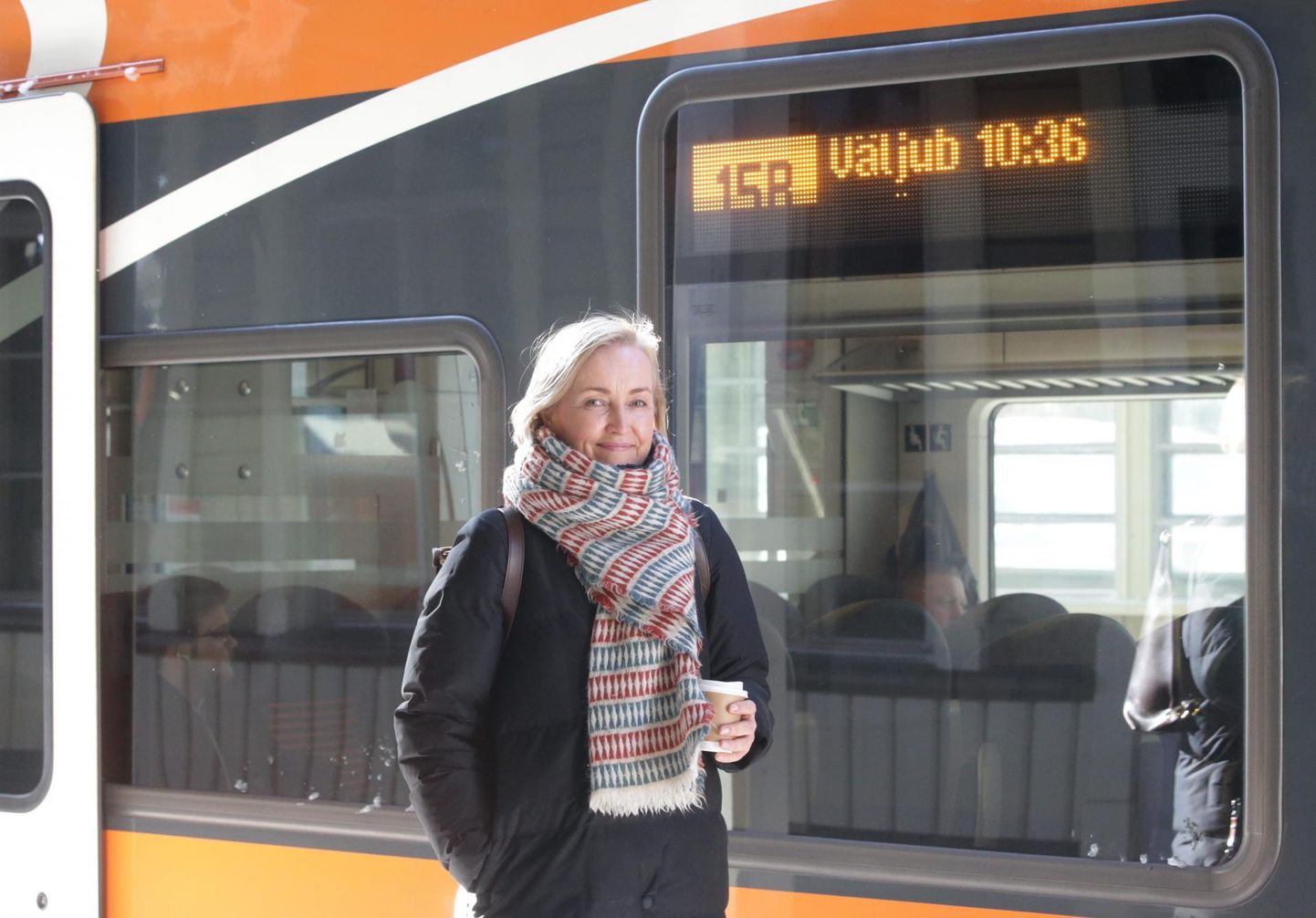 Erakonna Eesti 200 aseesimees Kristina Kallas sõitis eile rongiga Tallinna koalitsiooniläbirääkimistele, et koos Reformierakonna ja sotsidega panna paika võimuliidu sihid järgmiseks neljaks aastaks.