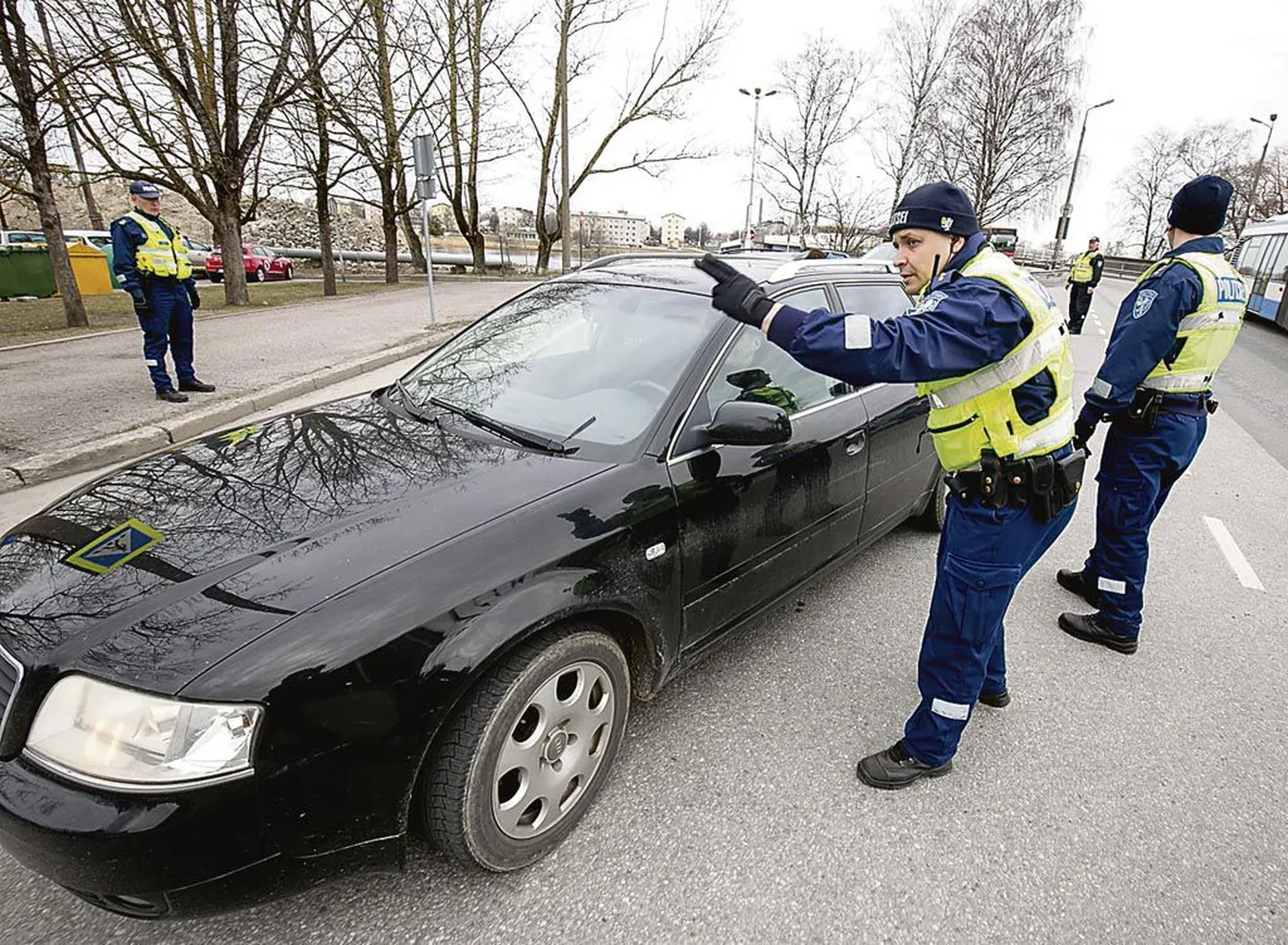 Politsei tuletas mobiilivaba päeva puhul Pärnu Kesklinna silla juures autojuhtidele meelde mobiiltelefoni roolis kasutamise ohtlikkust.