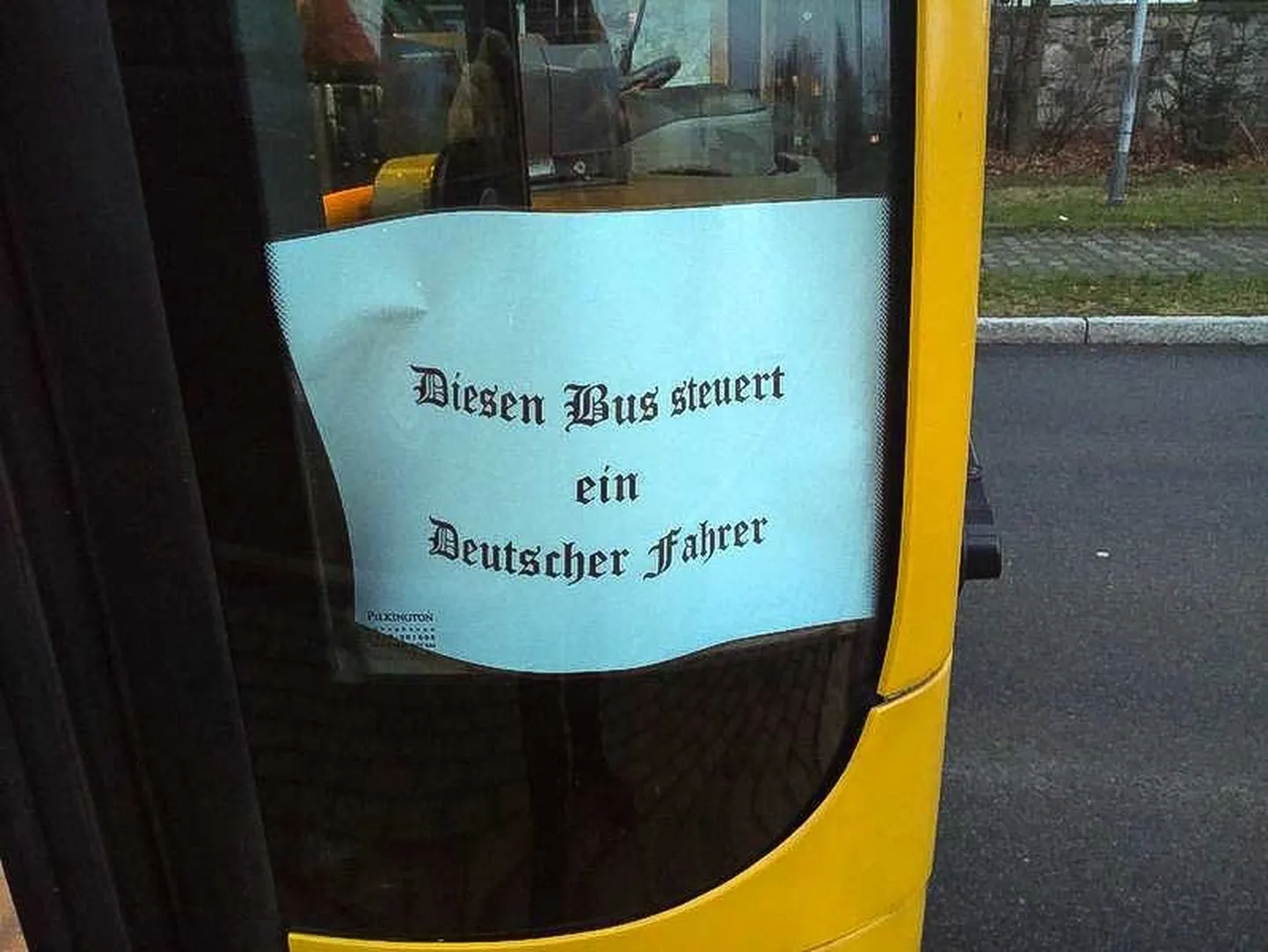 Dresdeni bussijuht rõhutas bussiaknale kleebitud sildil, et ta on sakslane.