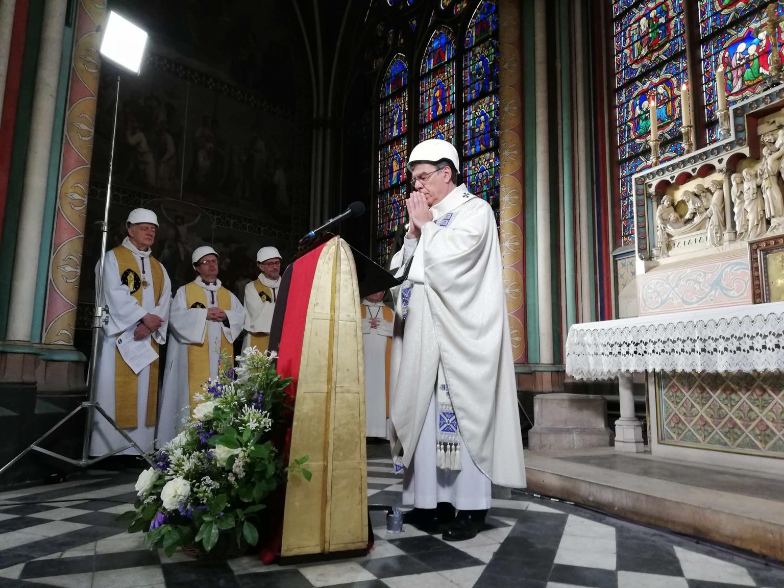 Pariisi peapiiskop Michel Aupetit ja teised laupäevasel missal osalenud kandsid valgeid kiivreid. 