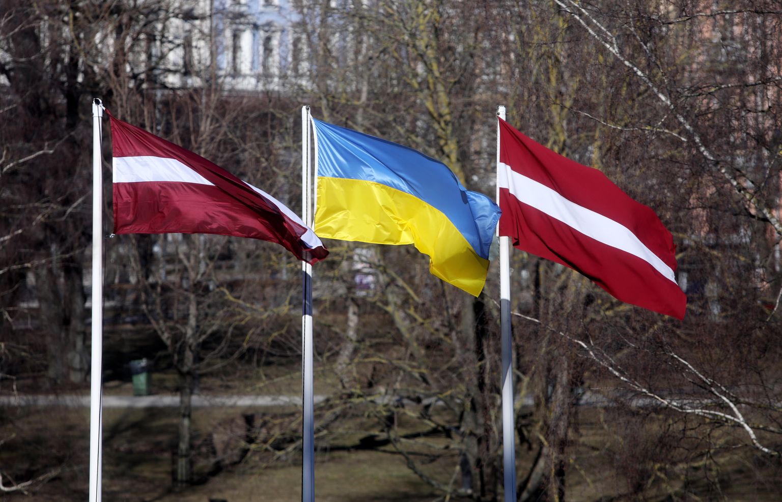 Latvijas un Ukrainas karogi.
