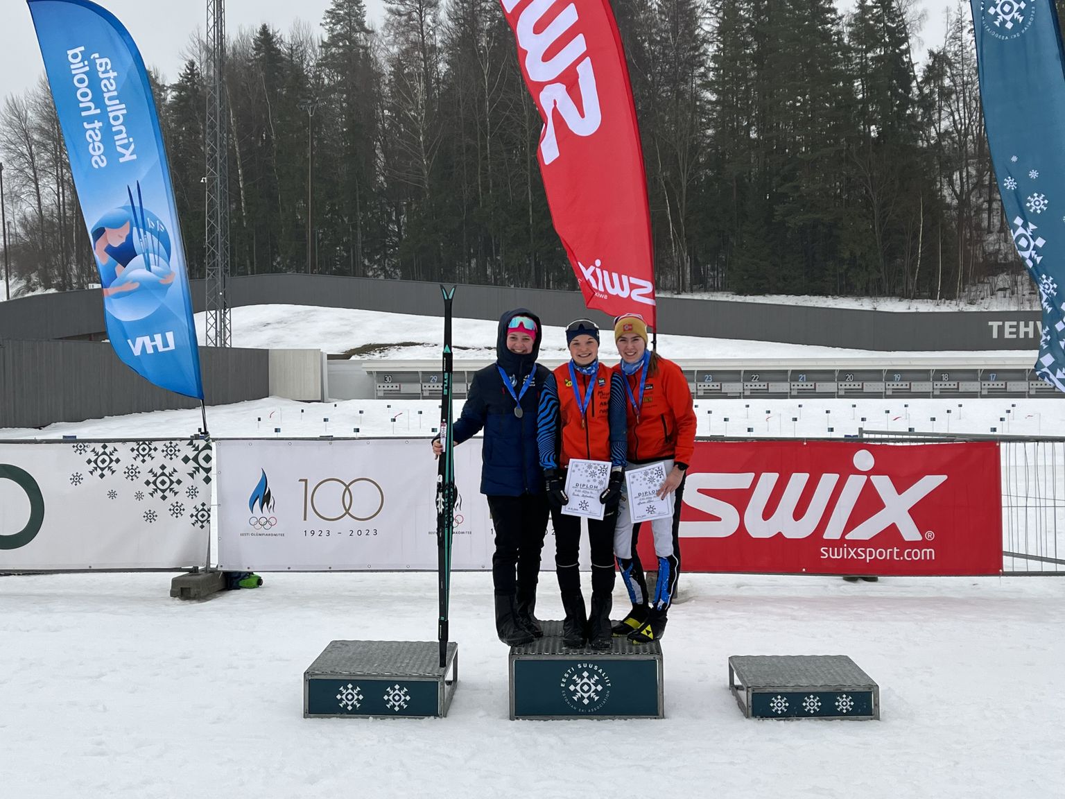 RR suusaklubi neiud Õnnela Rodendau (keskel) ja Laura Lääs (vasakul) võtsid taas vastu väärtuslikud meistrivõistluste medalid.