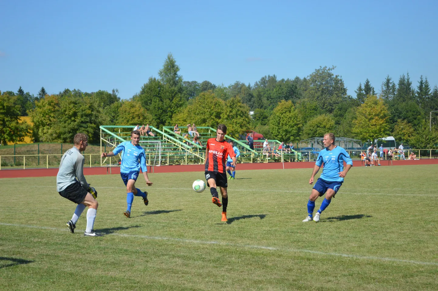 Jalgpalli meistrivõistluste II liiga kohtumine Türi Ganvix JK (sinises) ja Nõmme United