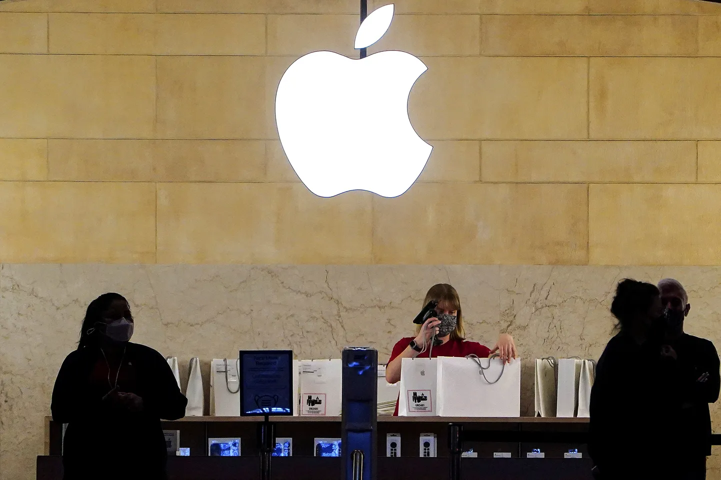 Kui Apple'i kaupluste töötajad pole The Verge'i andmetel rahul töökeskkonnaga, siis ettevõtte insenerid ja tootearendajad ei soovi üldse kontroisse tulla.