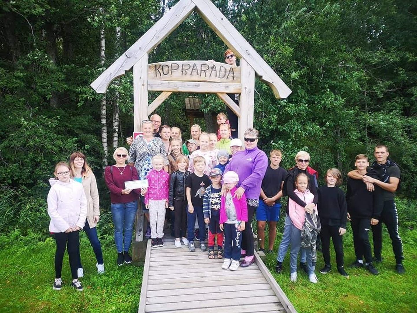 Soomaale suurperepäevale kogunesid Pärnumaa lasterikkad pered.