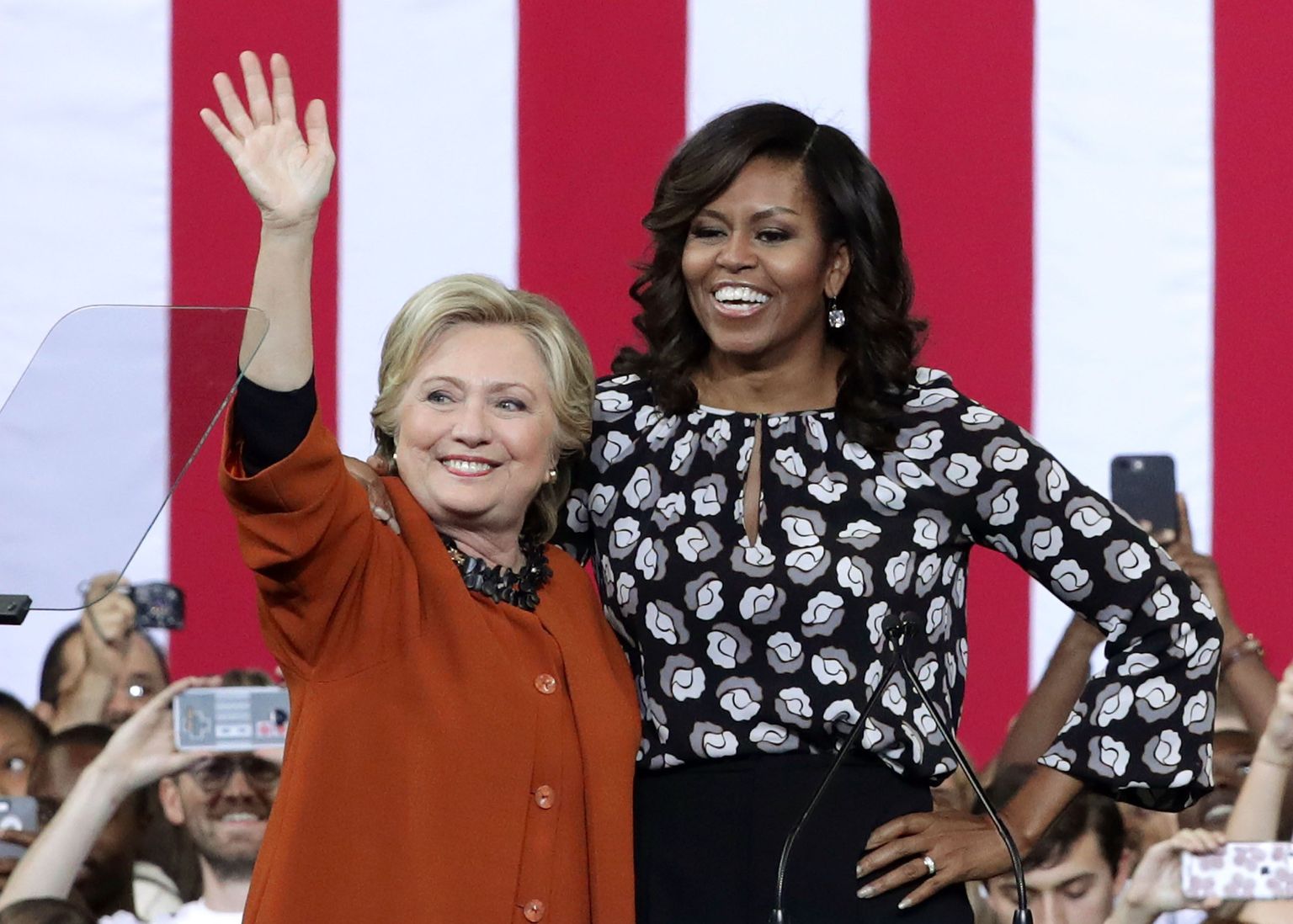 USA demokraatide presidendikandidaat Hillary Clinton koos esileedi Michelle Obamaga