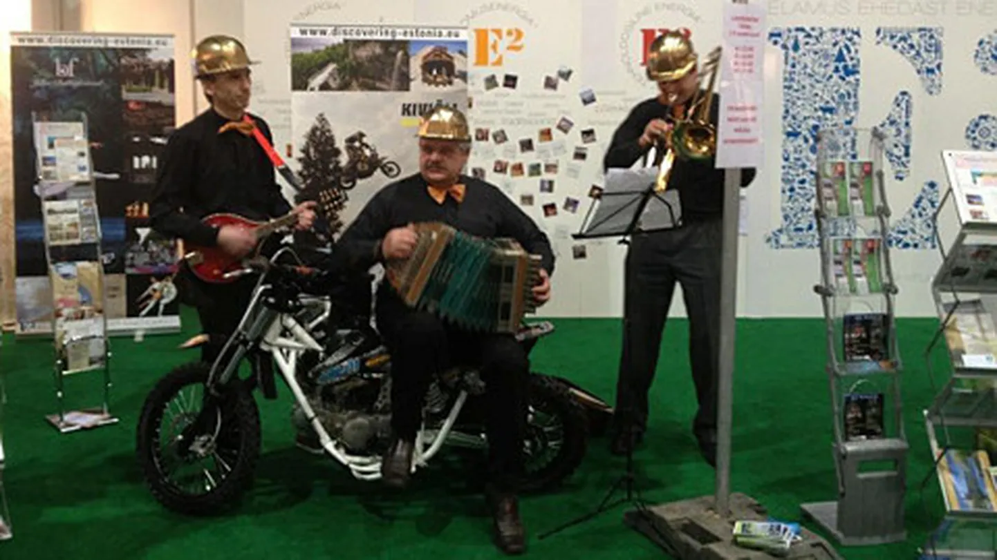 Kuna üks üritus, mida "Tourestil" tutvustati, oli Kiviõli motofestival, sättis Märulibänd end esinema tsikli peale ja ümber.
