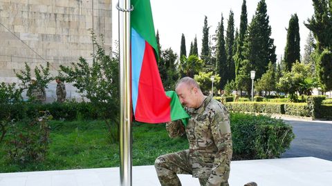 President Alijev heiskas Mägi-Karabahhi pealinnas Aserbaidžaani lipu