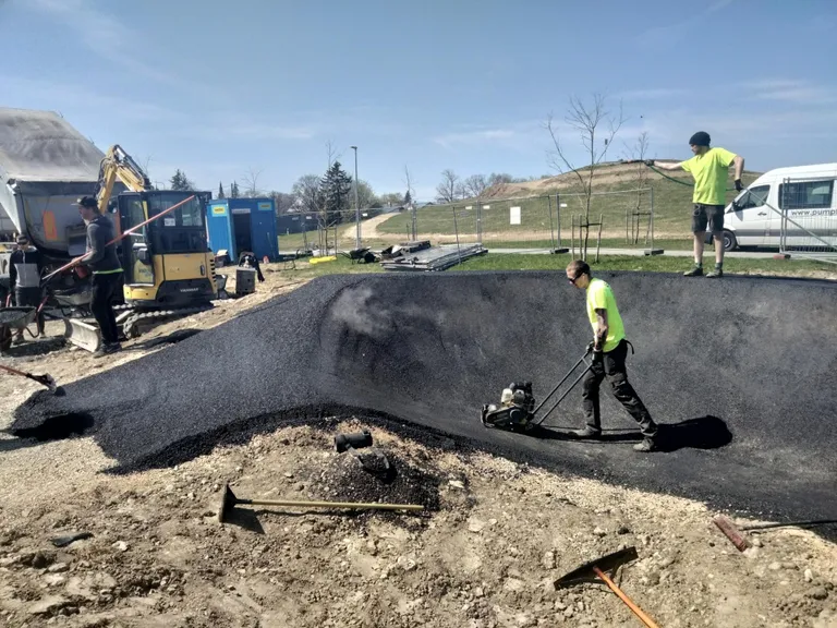 Rakvere piirile kerkivale pump track'ile paigaldatakse juba asfaldist katet.