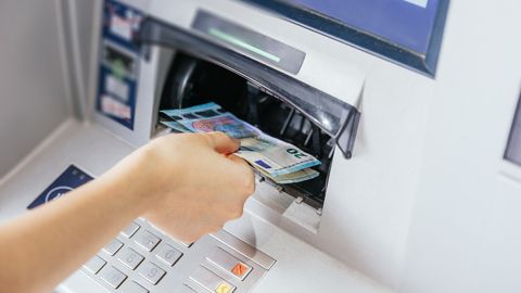 Как в Латвии борются с отмыванием денег и кто может попасть под подозрение