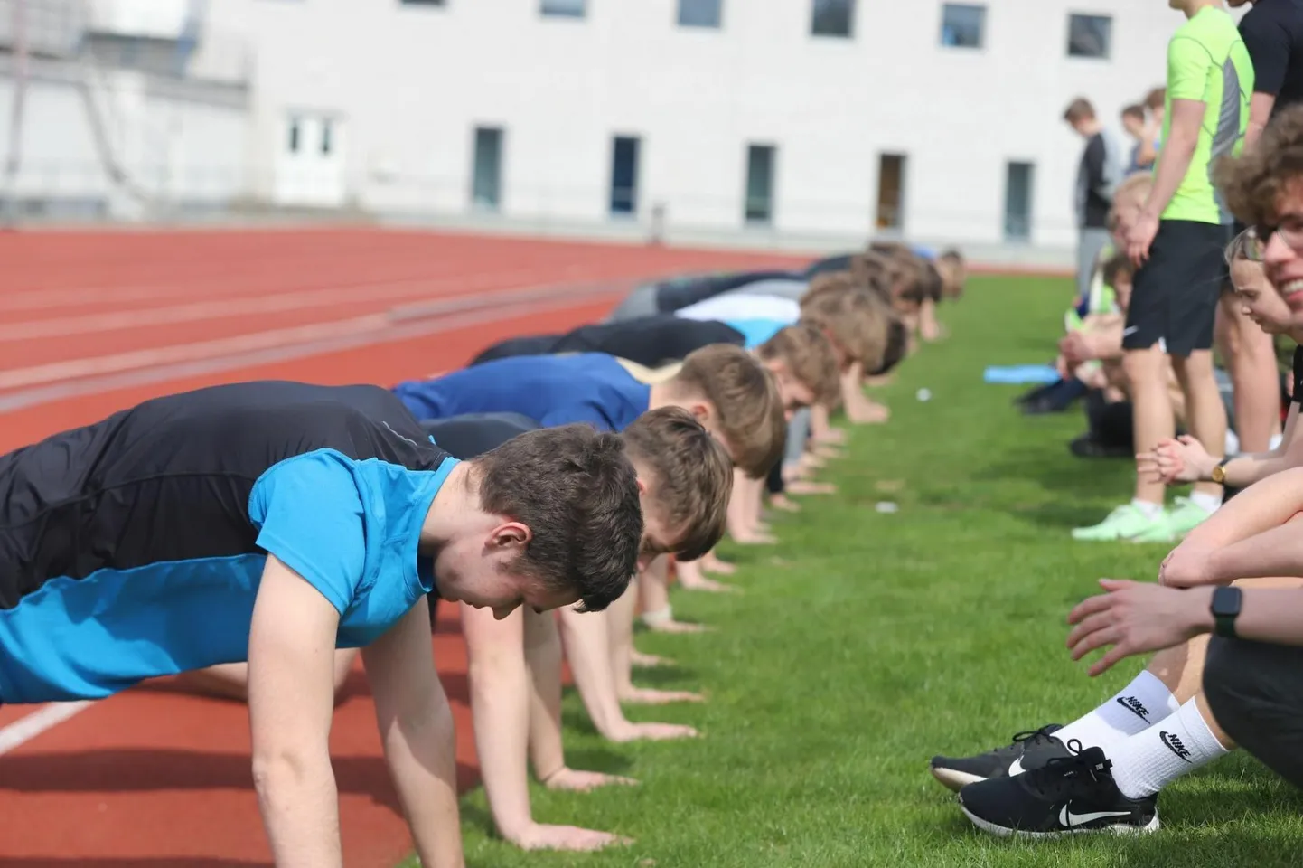 Test koosneb kolmest osast: kätekõverdused toenglamangus kahe minuti jooksul, kõhulihasteharjutused kahe minuti jooksul ning aja peale 3200 m jooks.