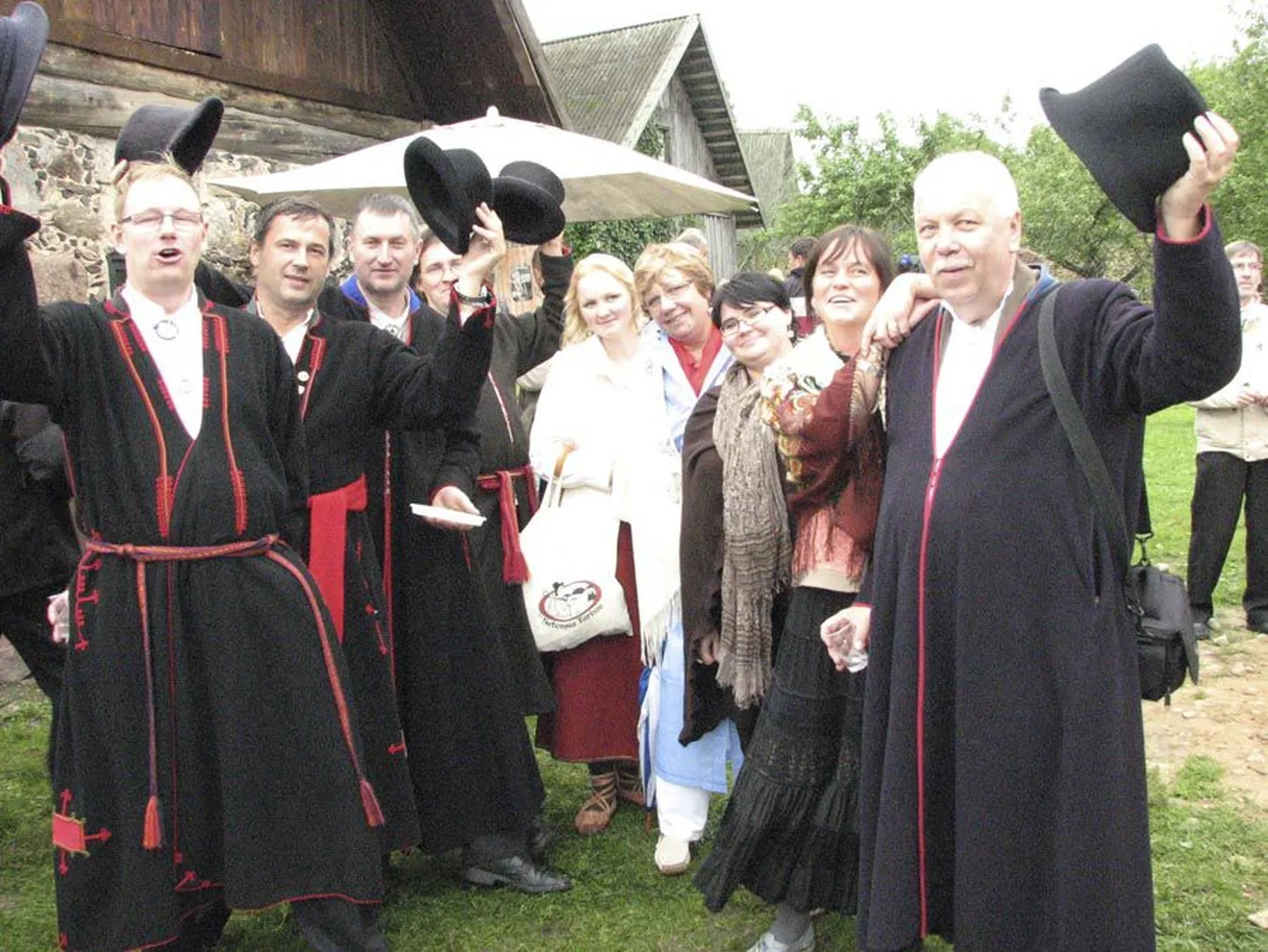 Mulgimaa esindajad (vasakult) Arvo Maling, Alar Karu, Erich Palm, Andres Rõigas, Janne Järvelt, Ene Saar, Kristel Habakukk, Ene Maaten ja Peeter Rahnel käisid Petseris kultuurisuhteid loomas. Mustakuuelise seltskonnaga lasid paljud end pildistada.