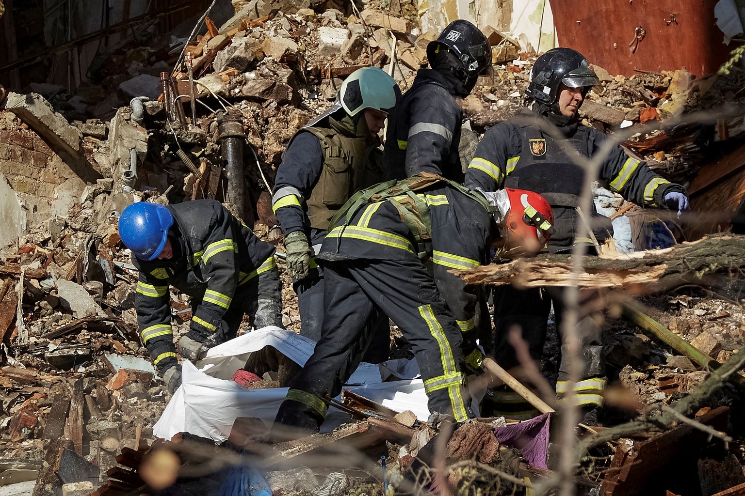 Спасатели извлекают тело из жилого дома, разрушенного в результате удара российского беспилотника, который местные власти считают беспилотным летательным аппаратом Shahed-136 иранского производства, во время нападения России на Украину, в Киеве.