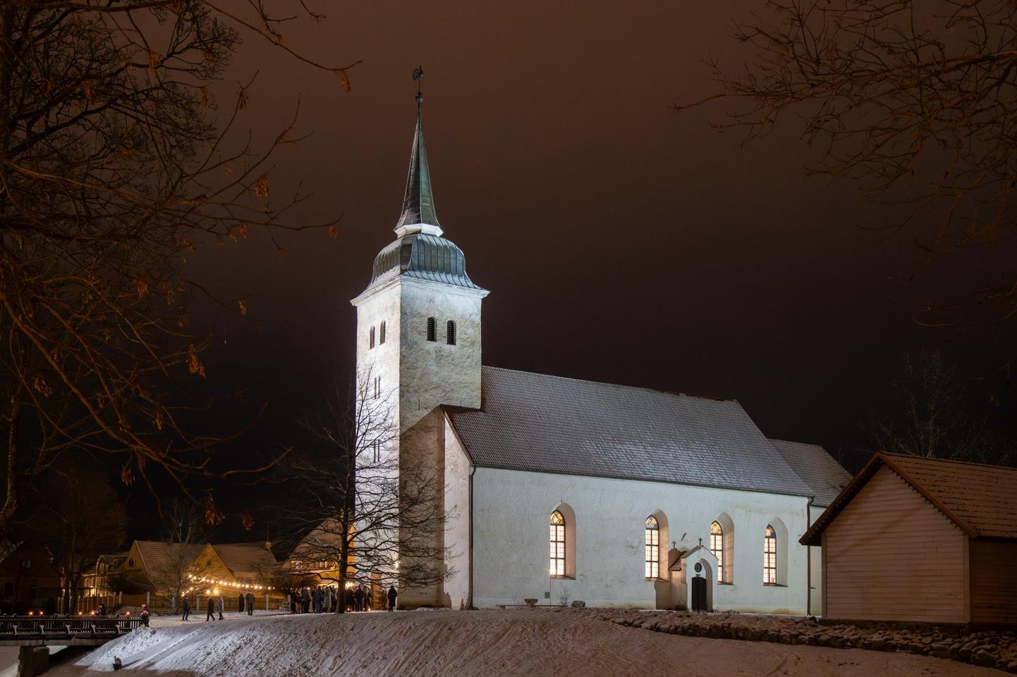 Eesti televisiooni ekraanile jõudnud jõulujumalateenistus viidi 24. detsembril läbi Viljandi Jaani kirikus. Reedest alates pääseb kirik postmargile.
 