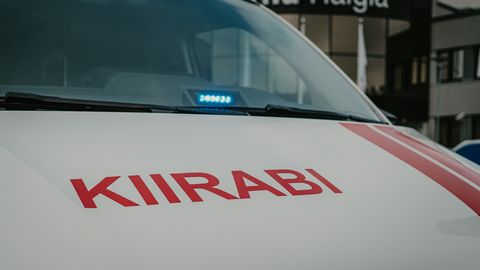 Kihutanud auto sõitis teelt välja ja maandus katusel