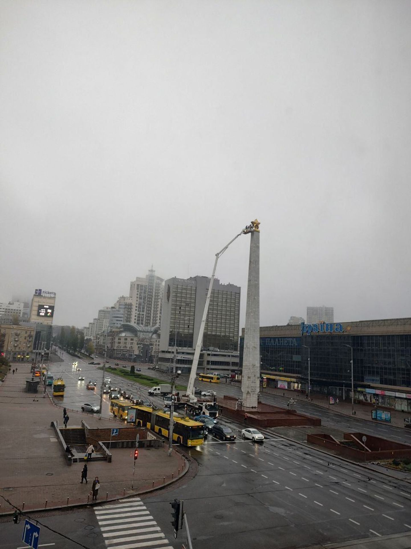 В Киеве демонтируют советскую звезду с обелиска "Город-герой Киев"