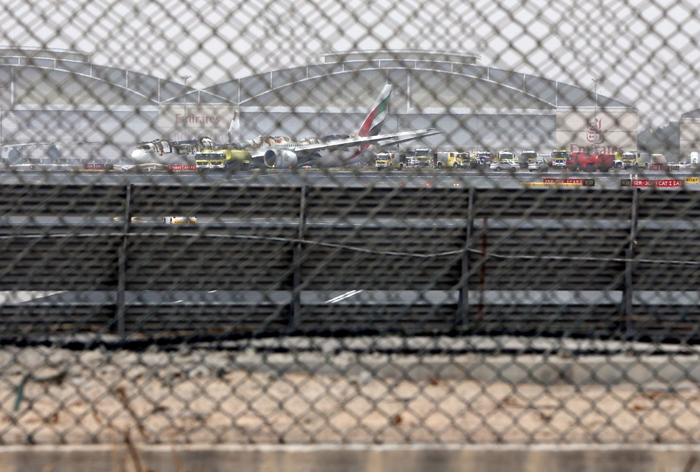 Dubai lennuväljal süttis hädamaandumisel põlema Indiast tulnud Emiratesi lennufirma lennuk.