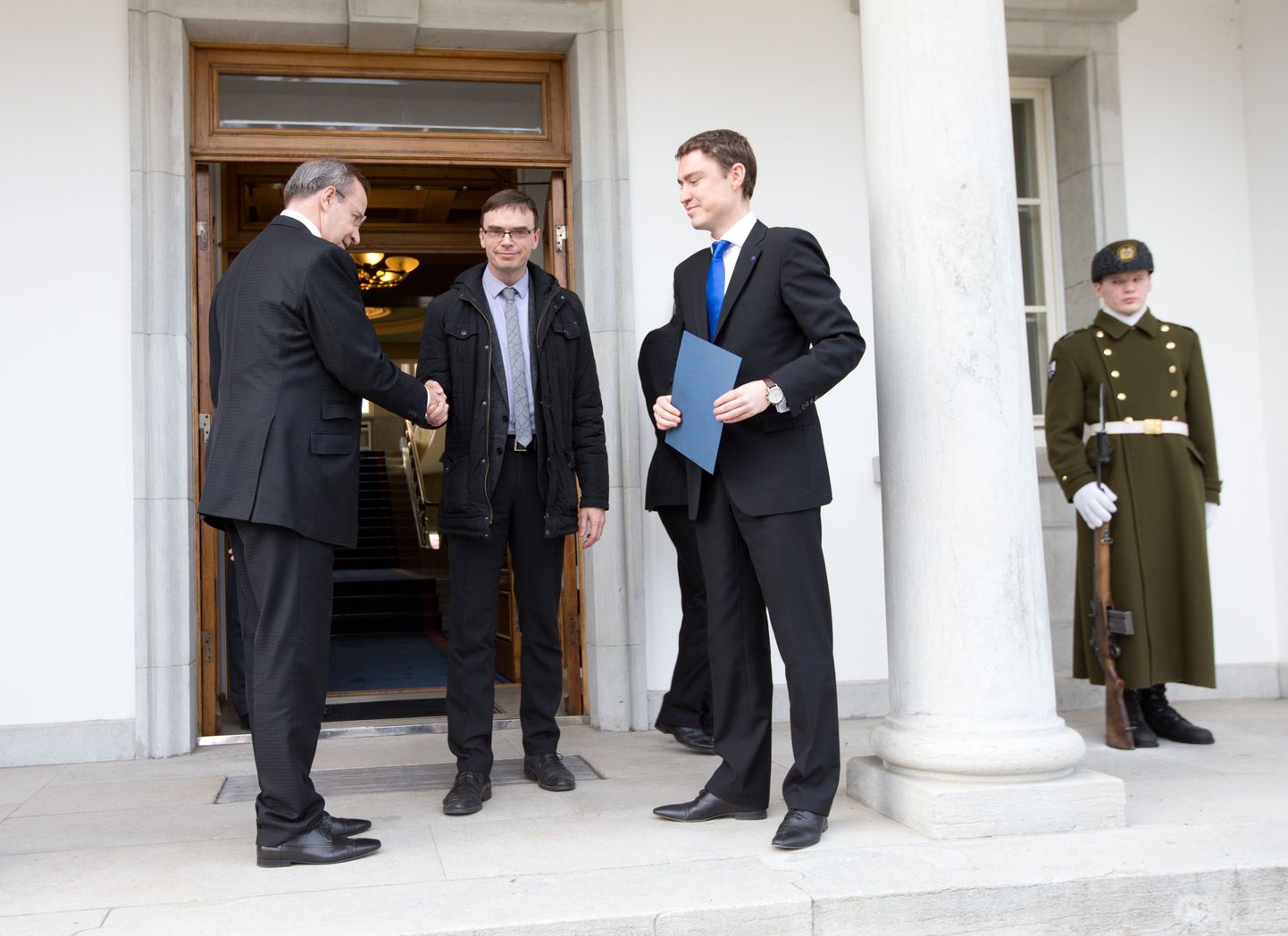 Taavi Rõivas ja Sven Mikser Kadriorus presidendi juures.