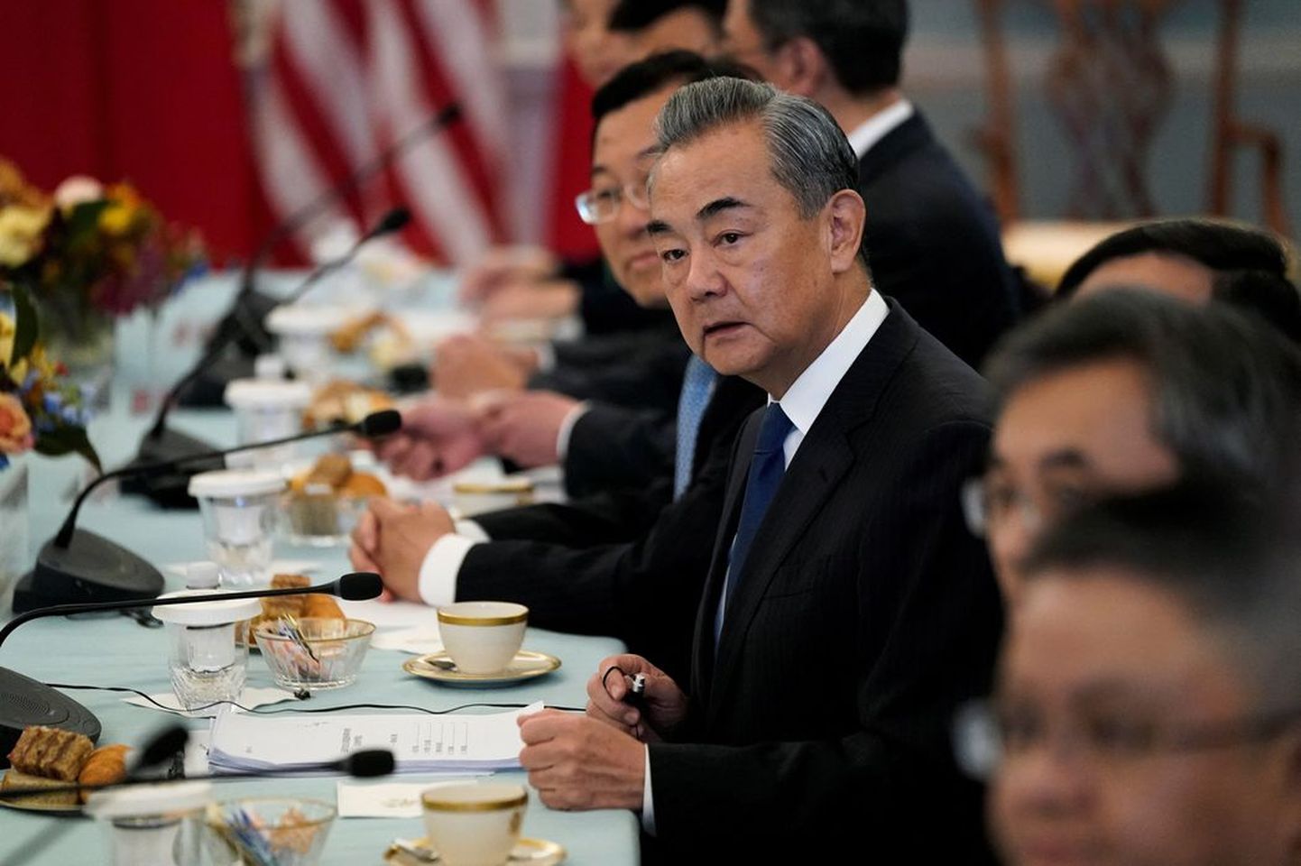 Hiina välisminister Wang Yi kuluaarikohtumine USA ärijuhtidega visiidil Washingtoni oktoobris 2023.
