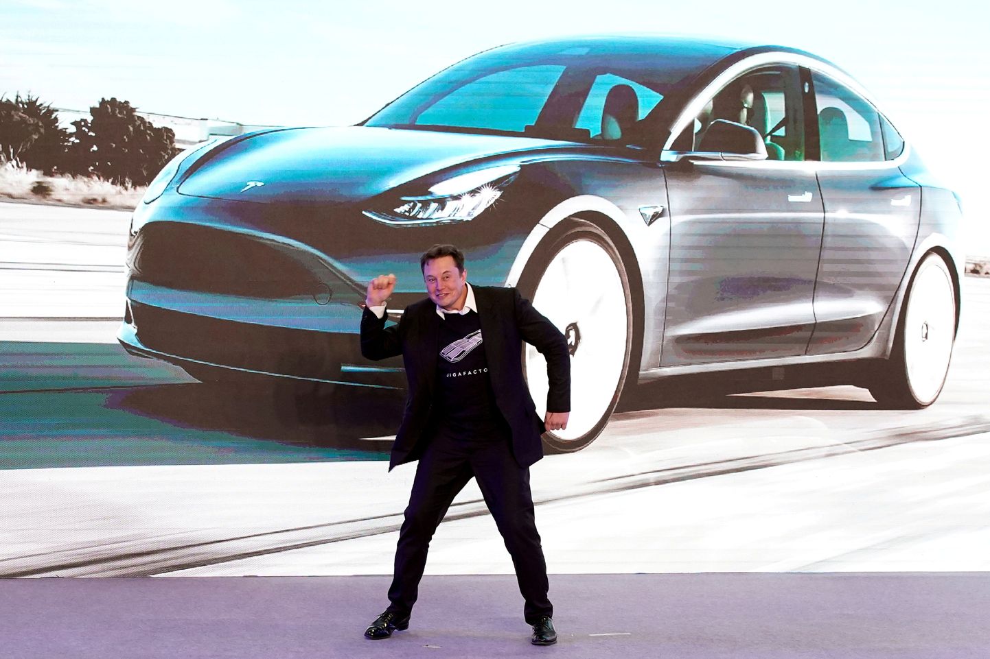 Elon Musk mullu jaanuaris Shanghai lavalaudadel Hiinas valmiva Tesla Model 3 esitlusel tantsu vihtumas.
