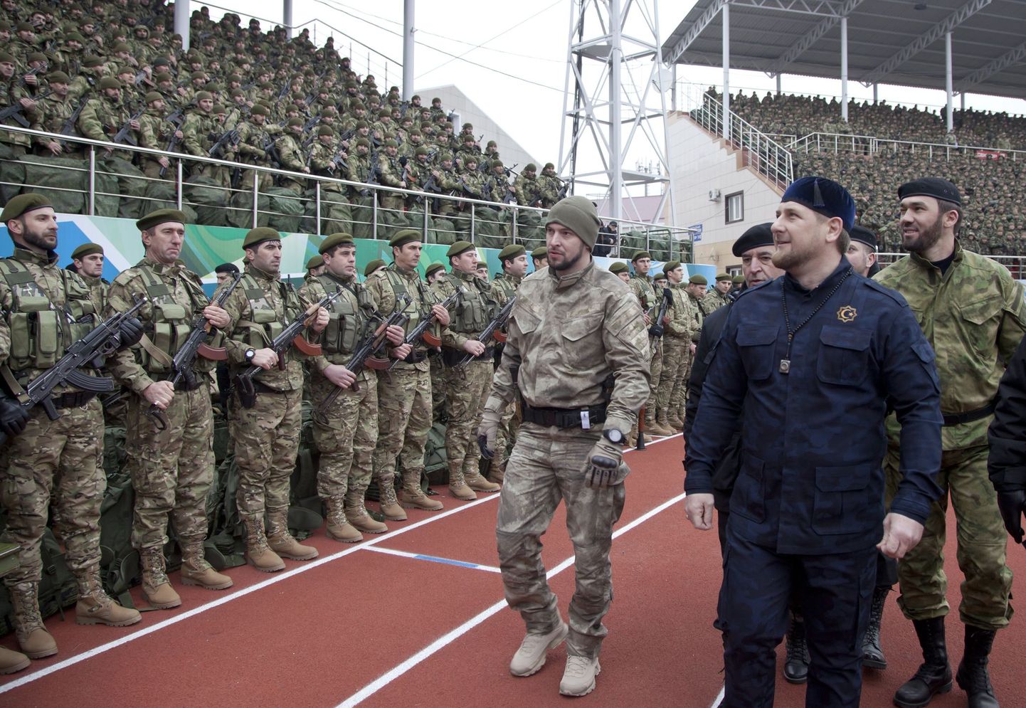 Tšetšeeni Vabariigi liider Ramzan Kadõrov Groznõis sõdurite ees.