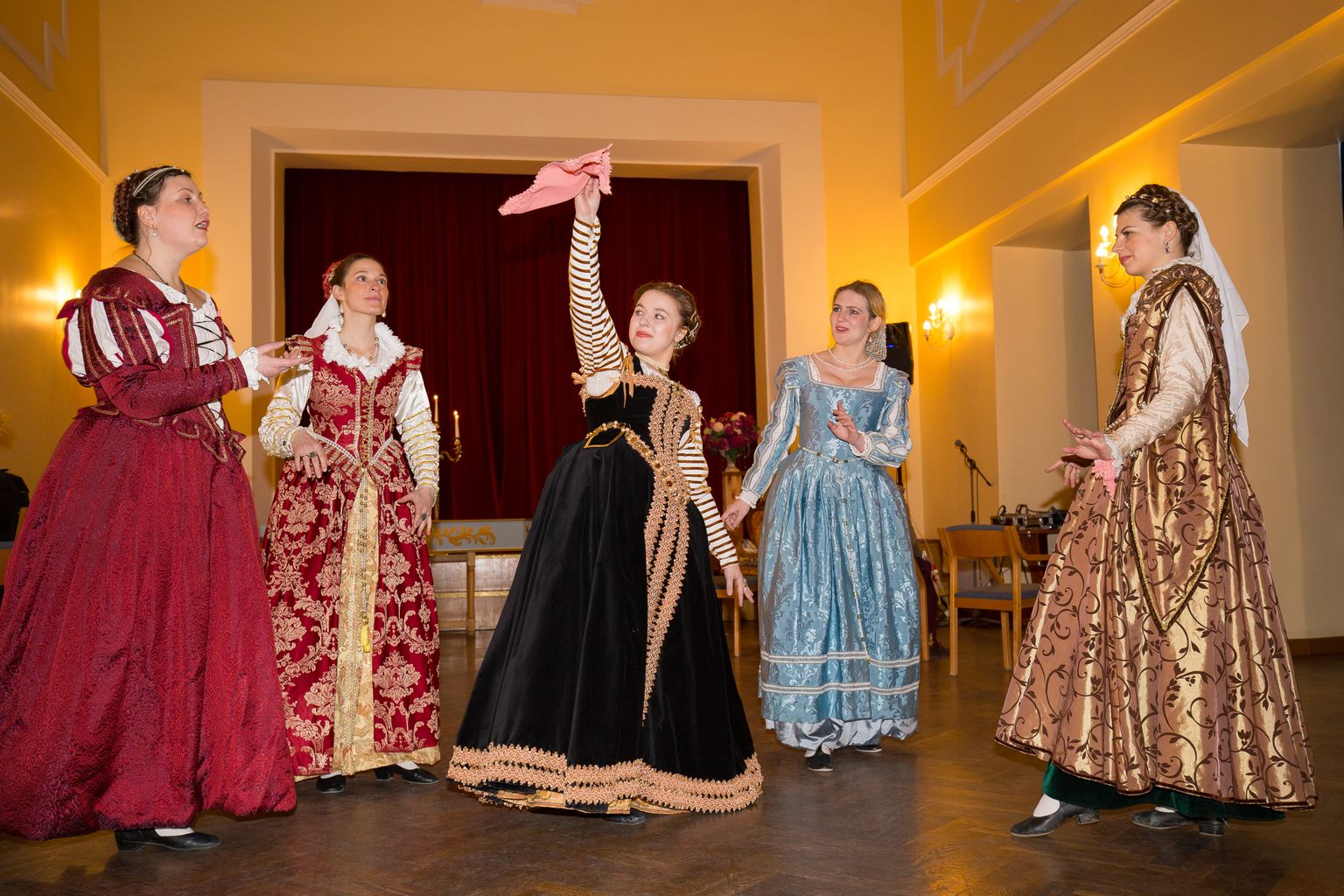 Rakvere kultuurikeskuses toimunud renessansipäevadel anti tantsu kaudu edasi suhteid ja tundeid.