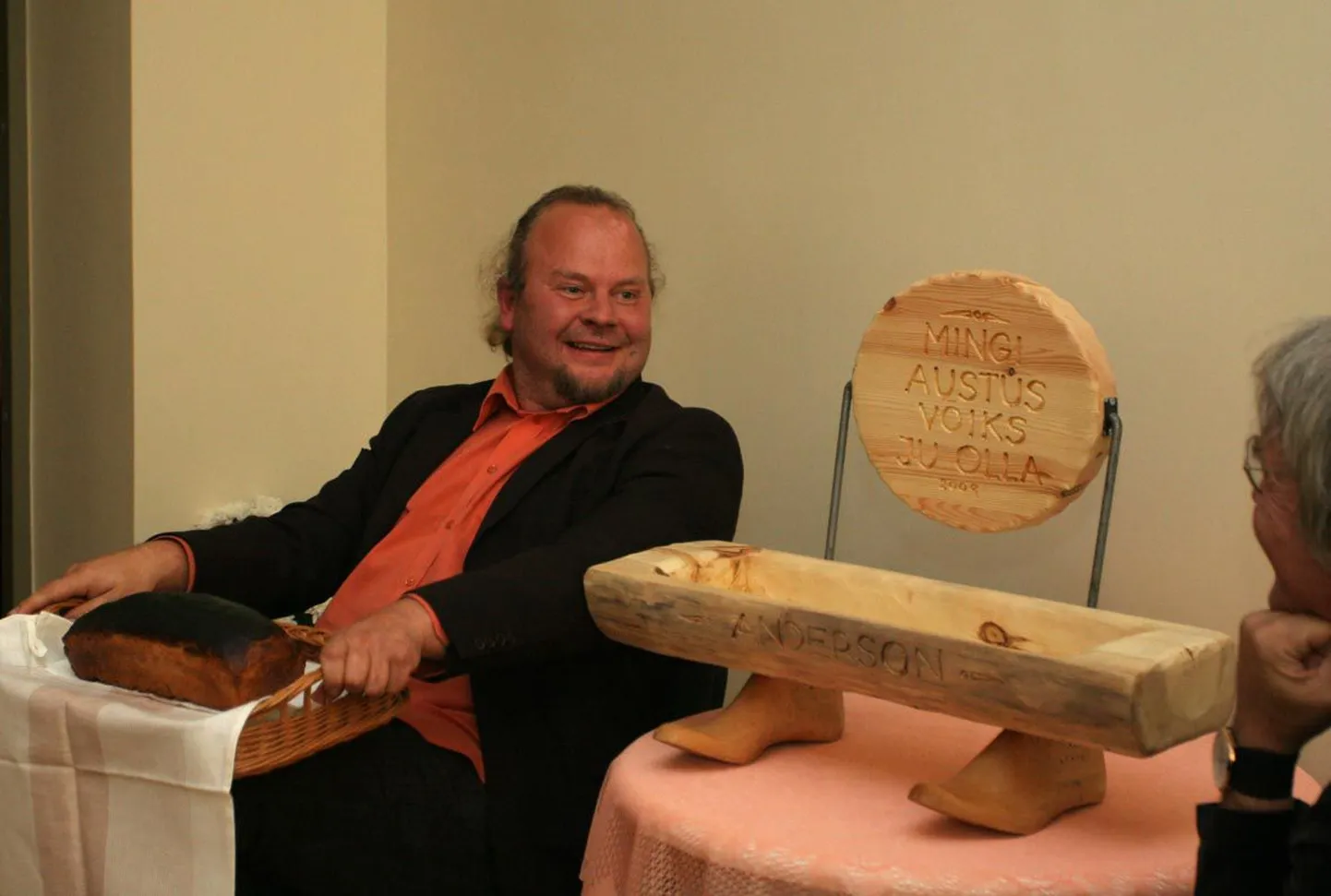 Helmi Tohvelmani liikuvaima näitleja auhinna kümnes laureaat Ago Anderson (vasakul) saab Jüri Aarma pealekäimisel vääriliselt hakkama etüüdiga mahaununenud leivapätsist. Laual troonib sõprade kingitus liikumisasjade hoidmiseks.