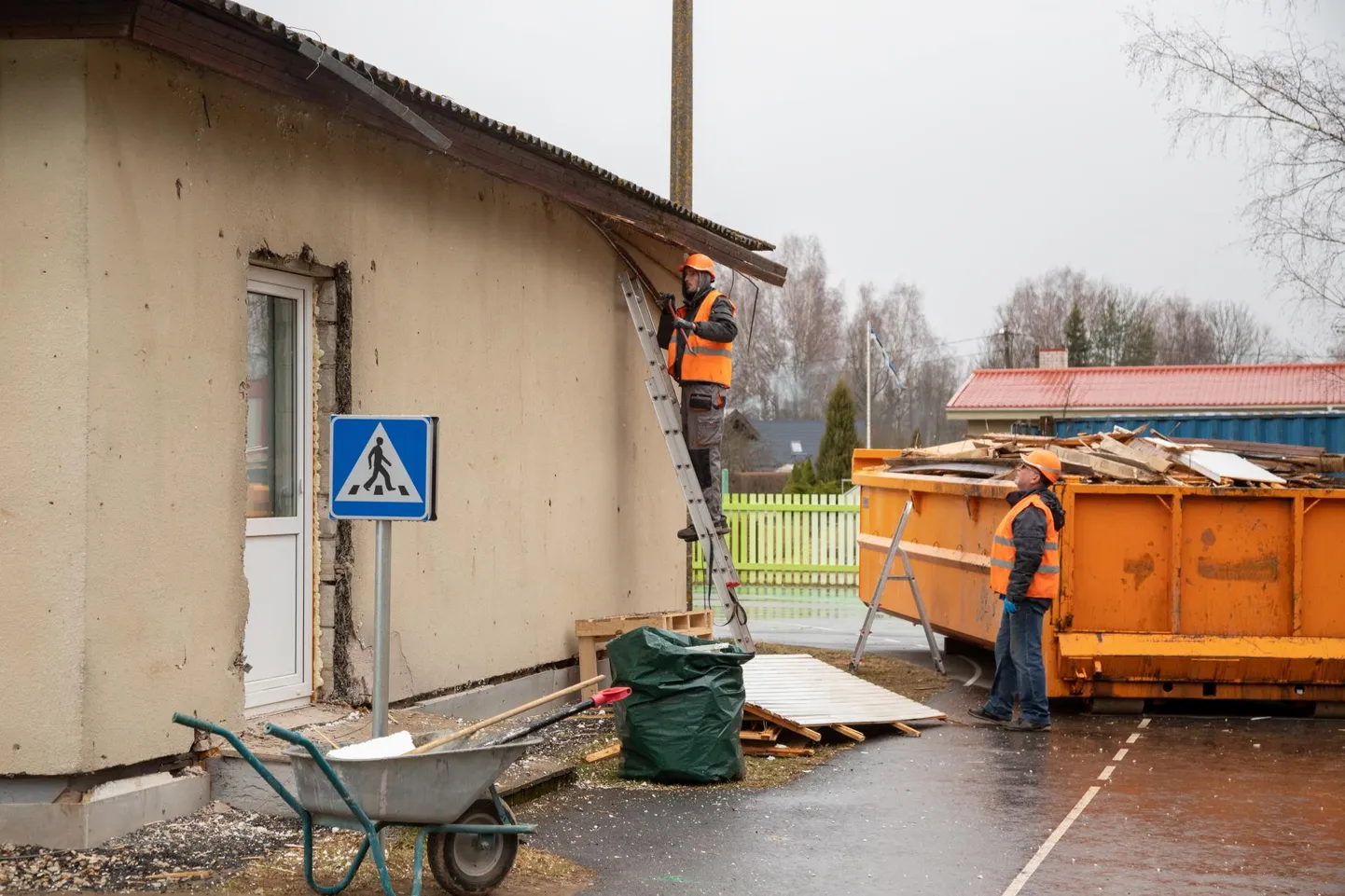 Soe lasteaiahoone remont vältab järgmise aasta jaanuari lõpuni, eile oli käsil töö teine päev.