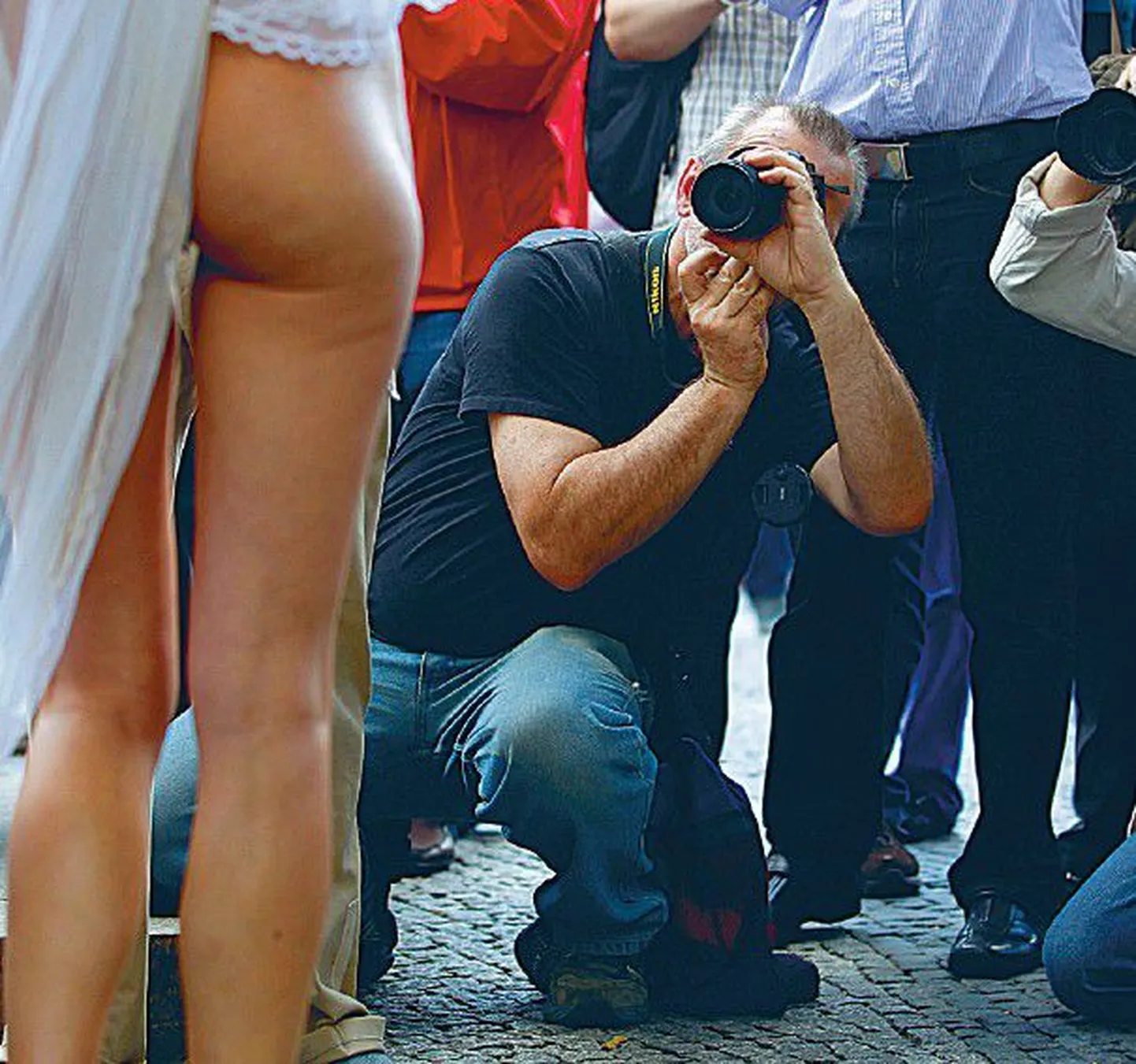 Fotograafid üleeile Berliinis piiramas protestiaktsioonist Slutwalk osavõtjat.