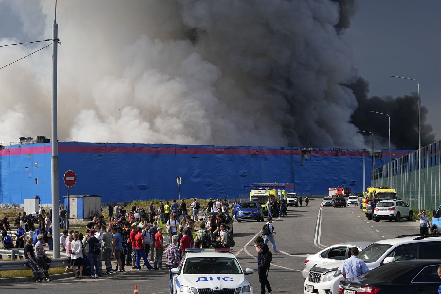 Suits tõusmas põlevast veebikaubamaja Ozon laost.
