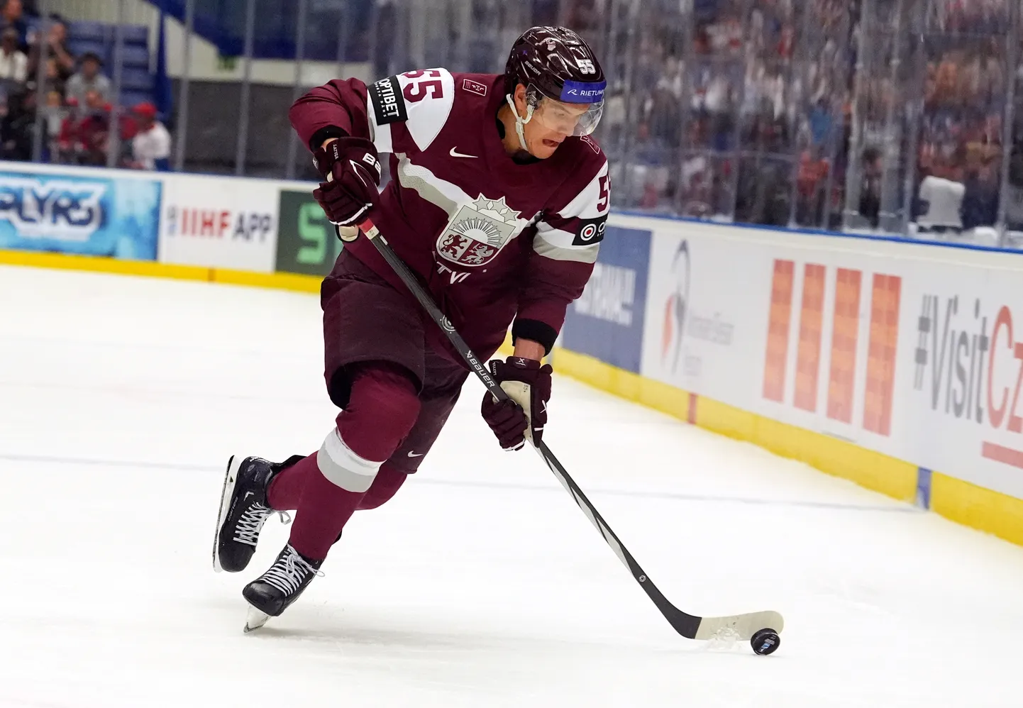 Latvijas hokeja izlases spēlētājs Roberts Mamčics (nr.55) Pasaules hokeja čempionāta spēlē starp Latvijas un Francijas valstsvienībām ''Ostravar arēnā'' Ostravā.