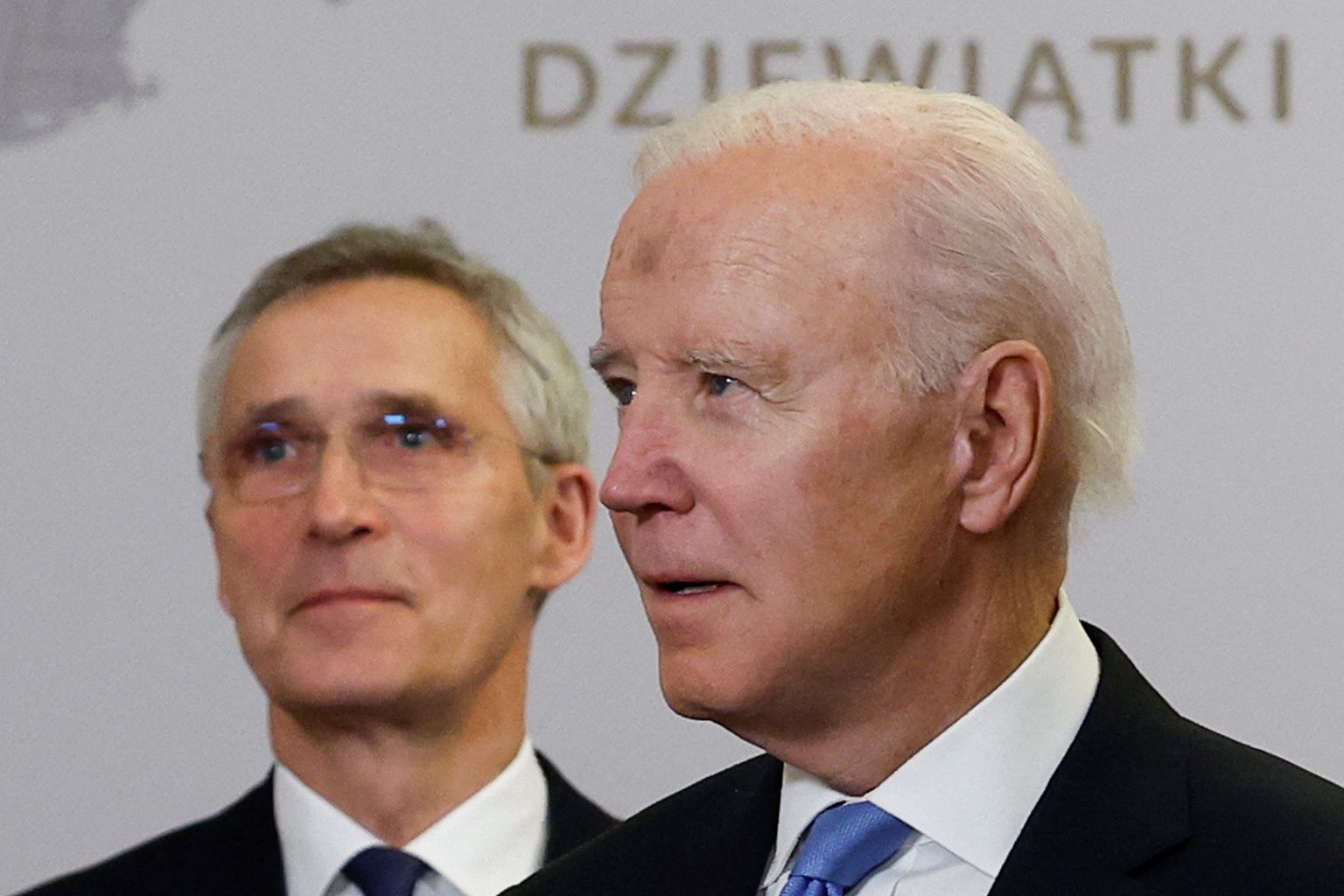 USA president Joe Biden ja NATO peasekretär Jens Stoltenberg NATO Bukaresti B9 tippkohtumisel.
