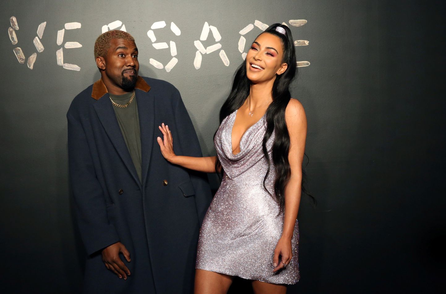 Kim Kardashian West ja Kanye West Versace moesõul.