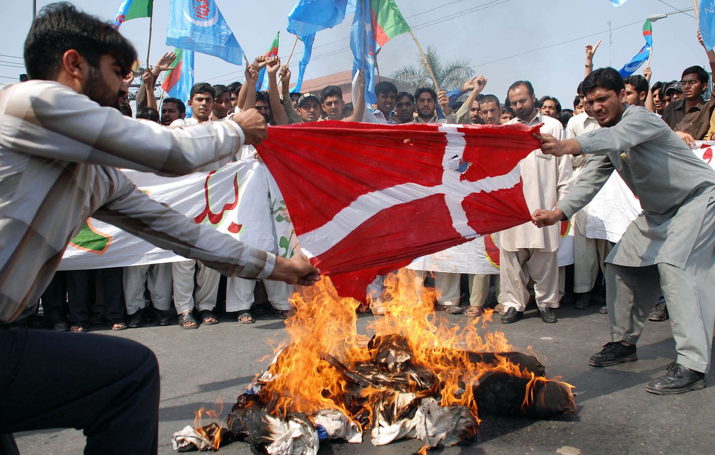 2005. aastal ühes Taani ajalehes ilmunud Muhamedi pilkavad karikatuurid põhjustasid rahutusi üle maailma. Pildil põletavad Taani lippu pakistanlased.