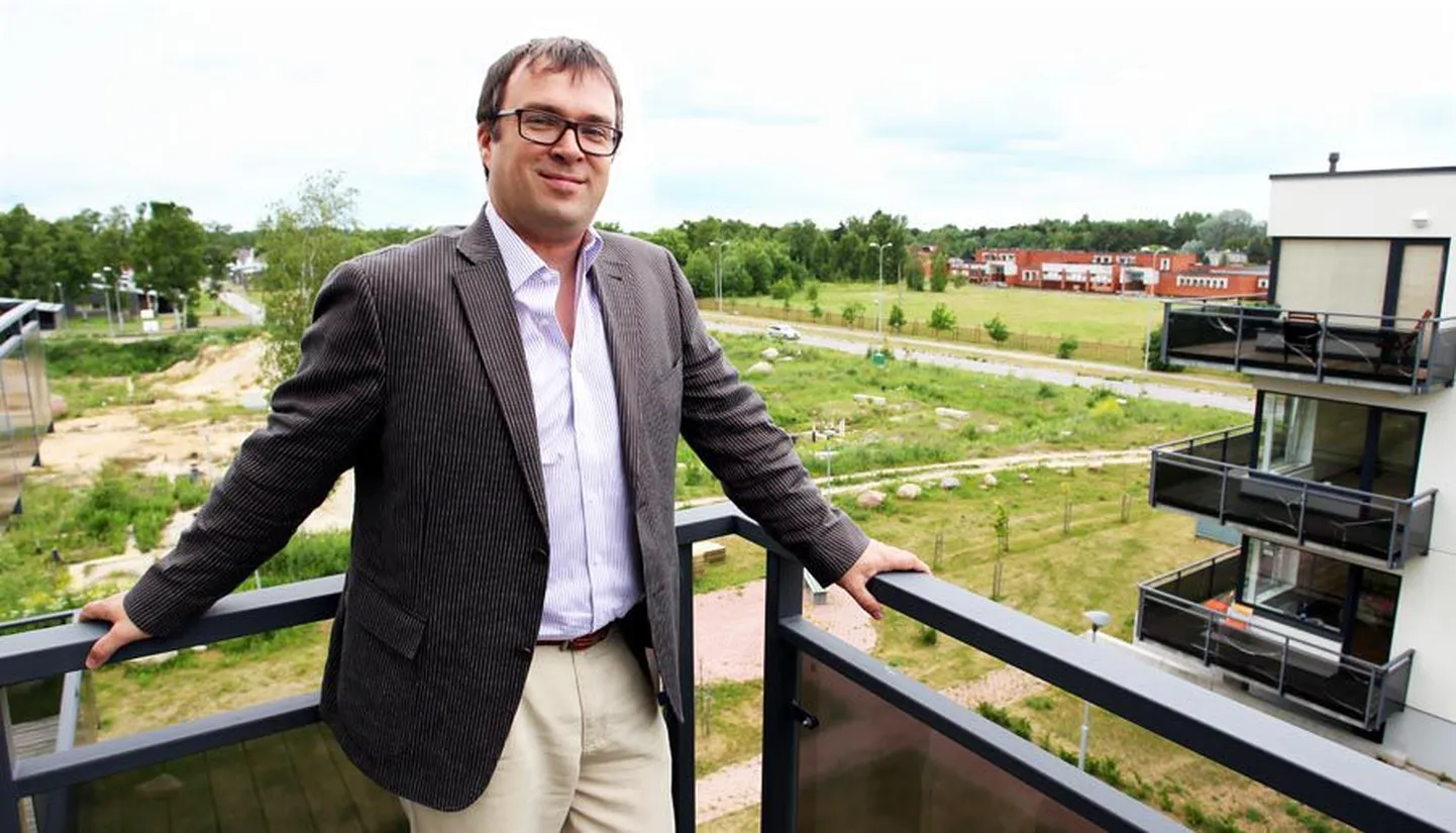Marek Õunamägi, kes mullu lõi koos Roberto De Silvestriga ettevõtte Colonna Kinnisvara, näitab oma valdusi Maarjamäel Tohu tänaval, kus tänavu alustatakse veel kahe kortermaja ehitust.