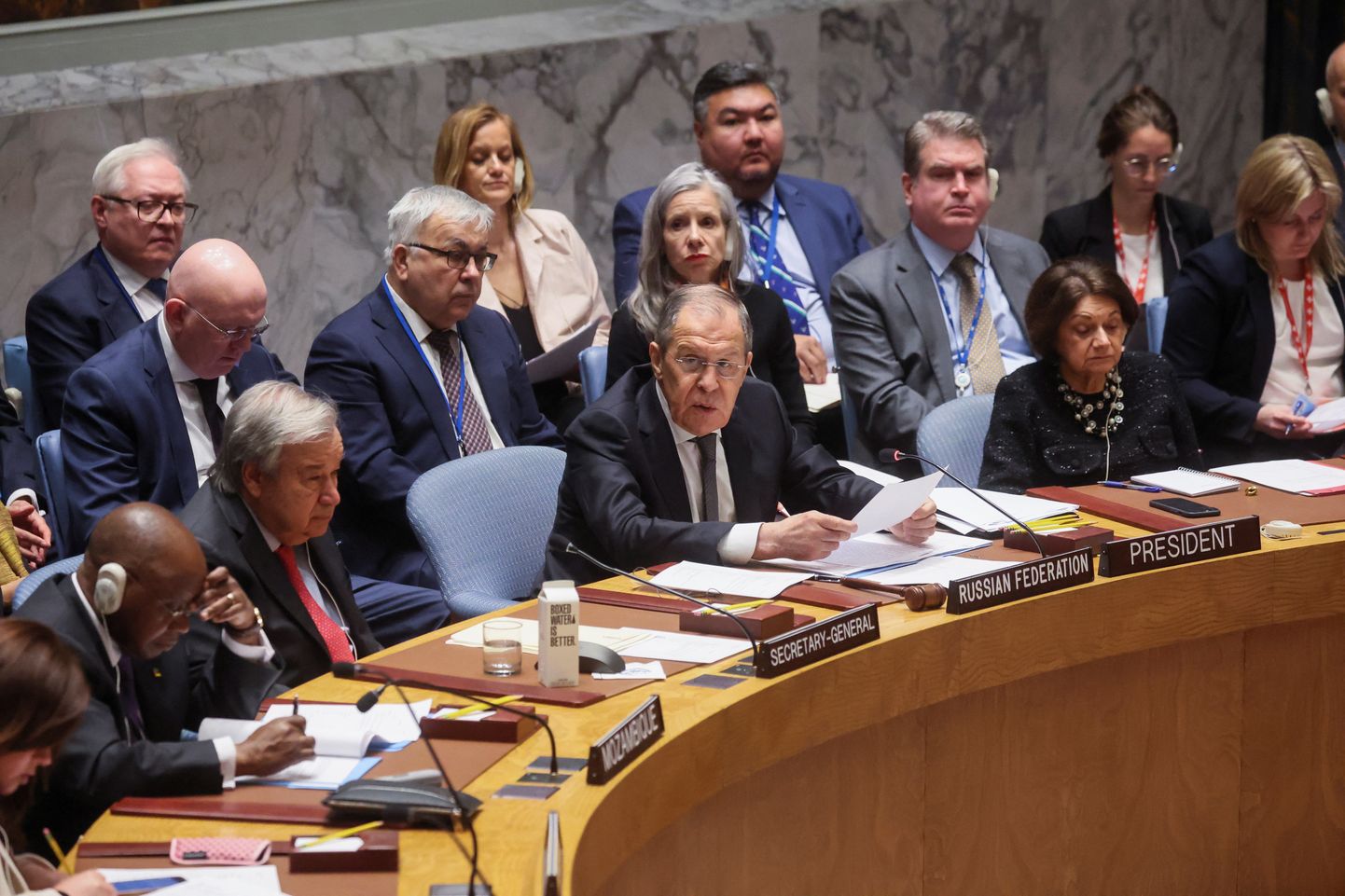 Venemaa välisminister Sergei Lavrov (ees keskel) 24. aprillil 2023 ÜRO peakorteris New Yorgis.