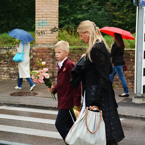 Galerijas "Putti" īpašniece Agita Putāne ar dēlu Kristu