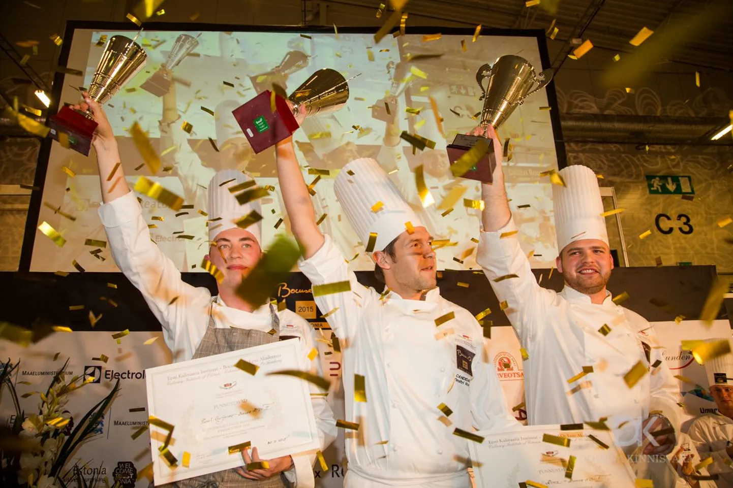 Bocuse d`Ori Eesti vooru võidukolmik: keskel võitja Dmitri Rooz restoranist Farm, vasakul kolmanda koha saanud Pavel Gurjanov ja paremal teise koha omanik Dmitri Fjodorov, mõlemad restoranist Cru.