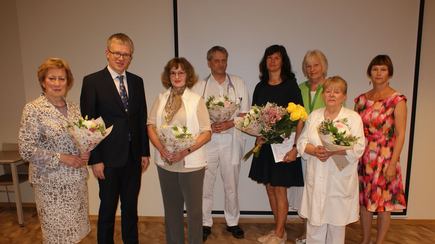 Laureaadid koos riigihalduse ministri Janek Mäggi ning haigla nõukogu esimehe Merike Martinsoniga.
