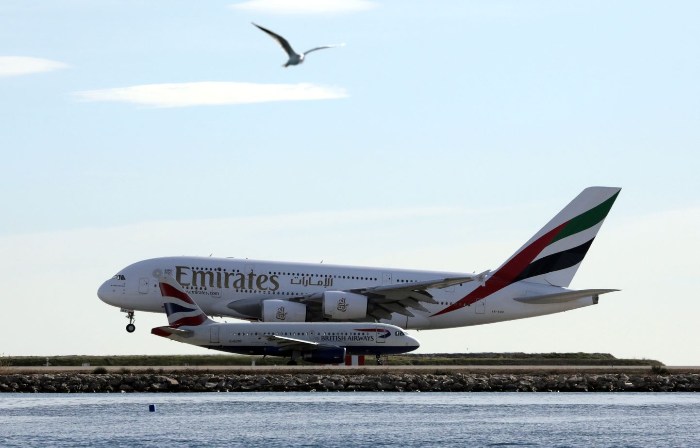 Emiraatide Airbus A380 valmistub maanduma.